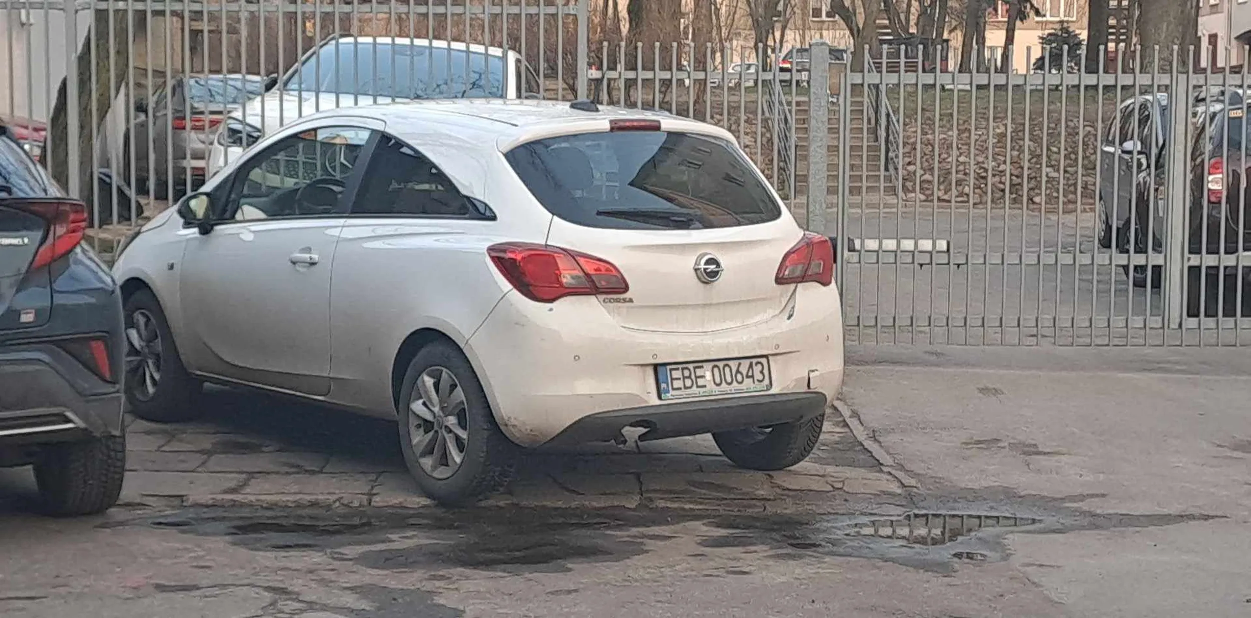 Pięknie zaparkowany samochód na całą szerokość chodnika przejścia brak. Szkoda że nie podjechał bliżej murka