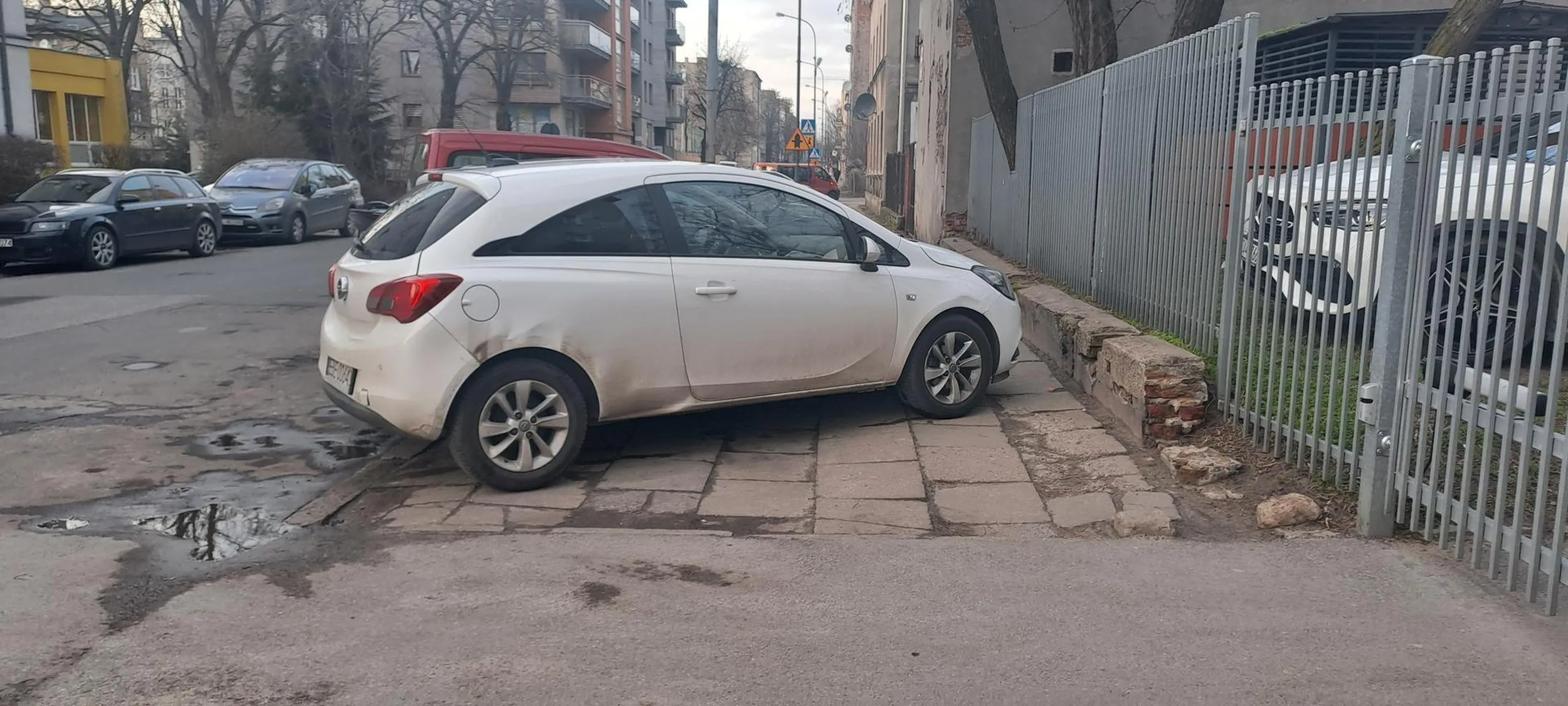 Pięknie zaparkowany samochód na całą szerokość chodnika przejścia brak. Szkoda że nie podjechał bliżej murka
