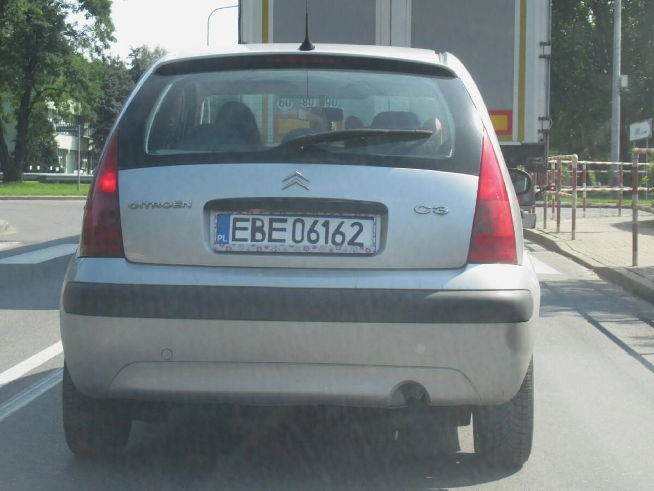 Nie boisz się, kobieto, jeździć z takim gównem zamiast tablicy?