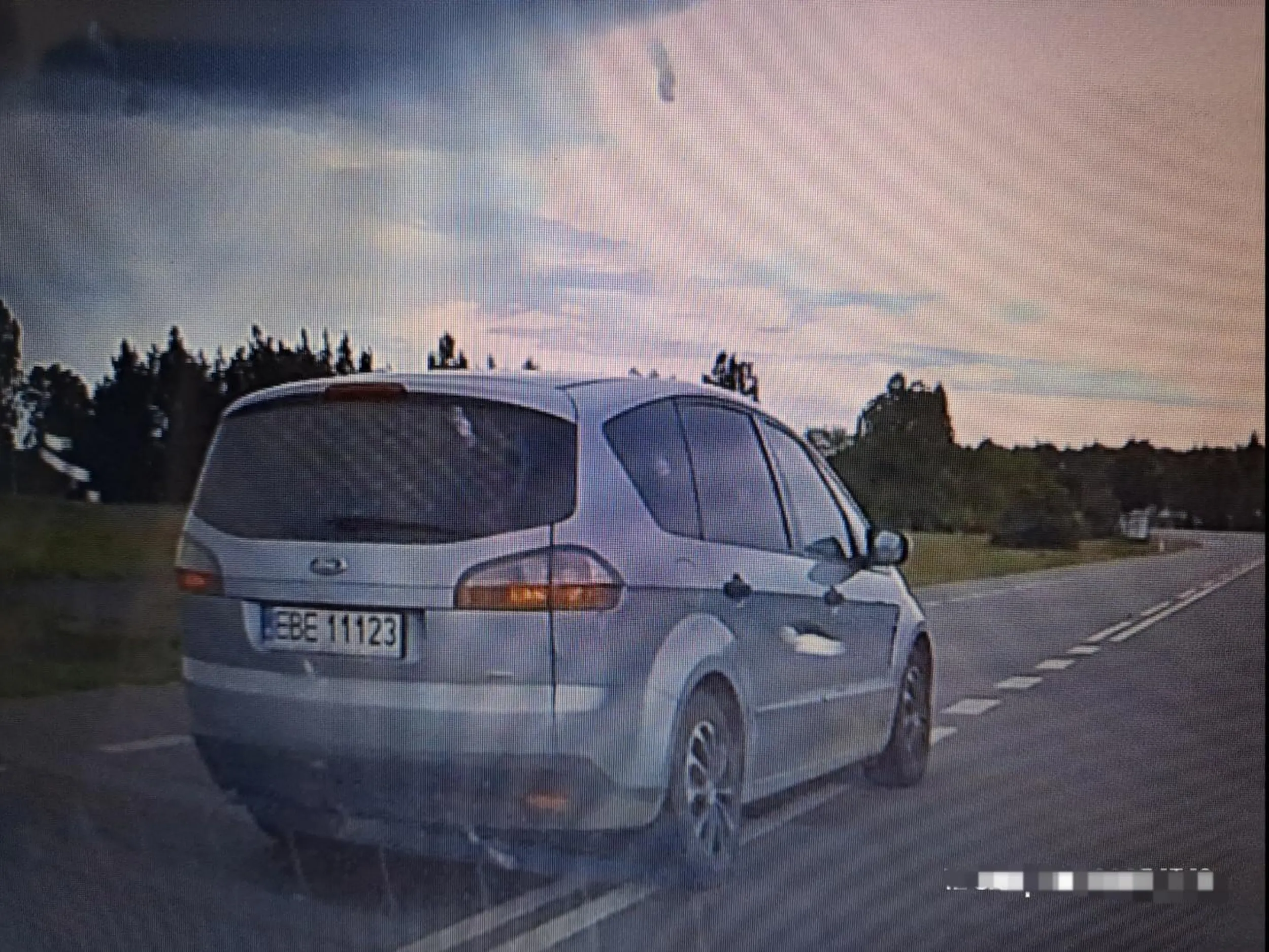 Miałeś okazję wyprzedzić zgodnie z prawem. Wybrałeś idiotyczny wariant, bo widocznie jesteś z takiego sortu genetycznego. Może sprawa trafi na Policję w Szczercowie. Kto to wie.