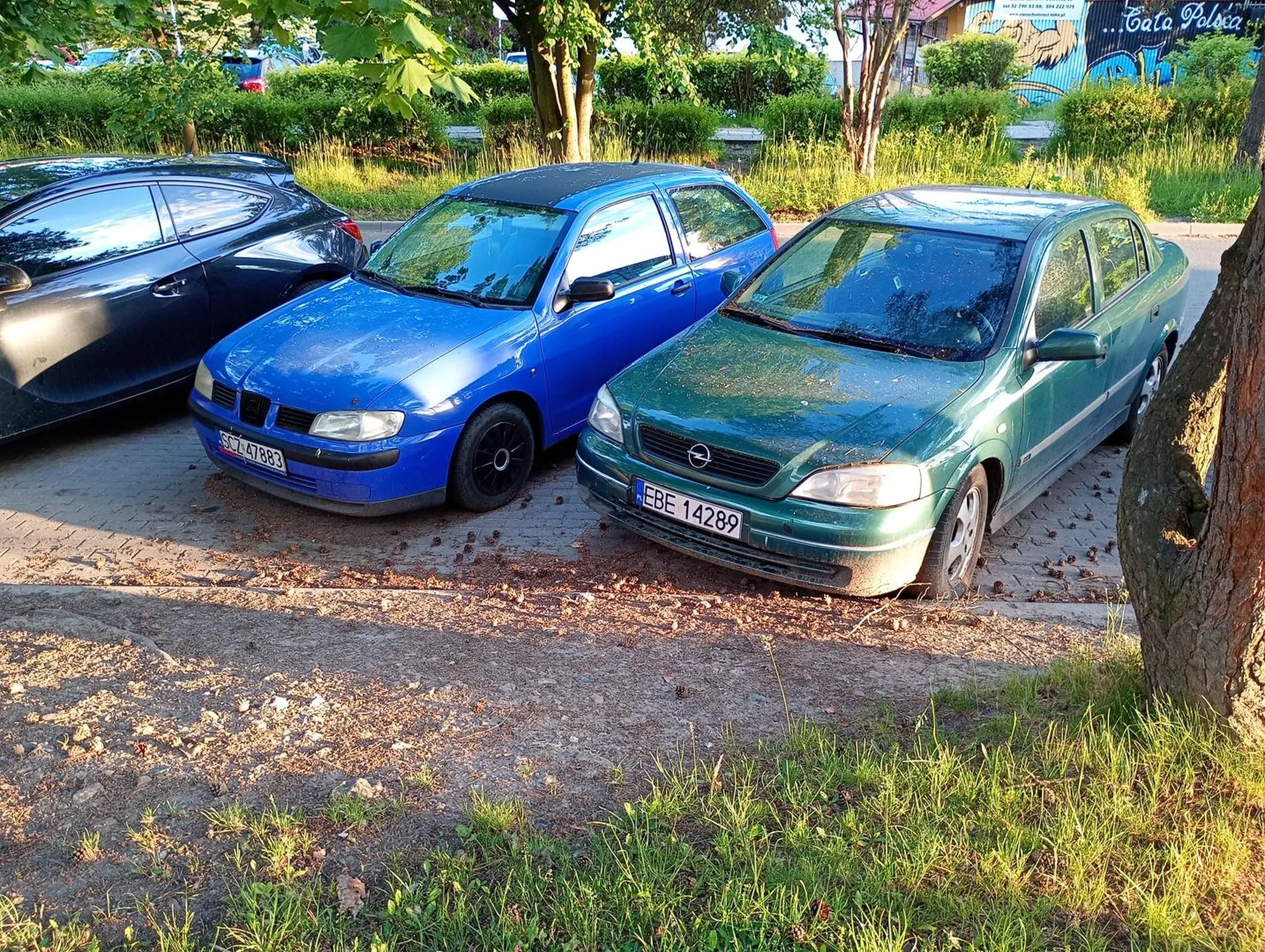 Stoi ten złom co najmniej 3 tygodnie i zajmuje miejsce pod małym parkingiem przy markecie