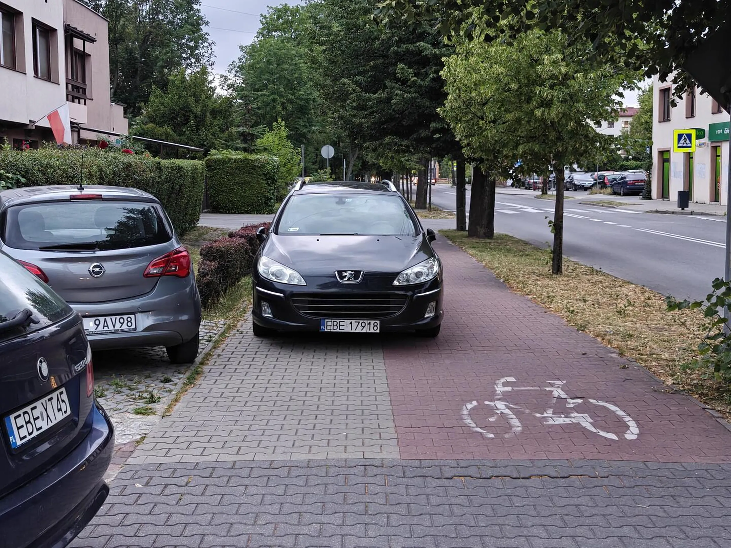 Parkowanie gruza na chodniku.