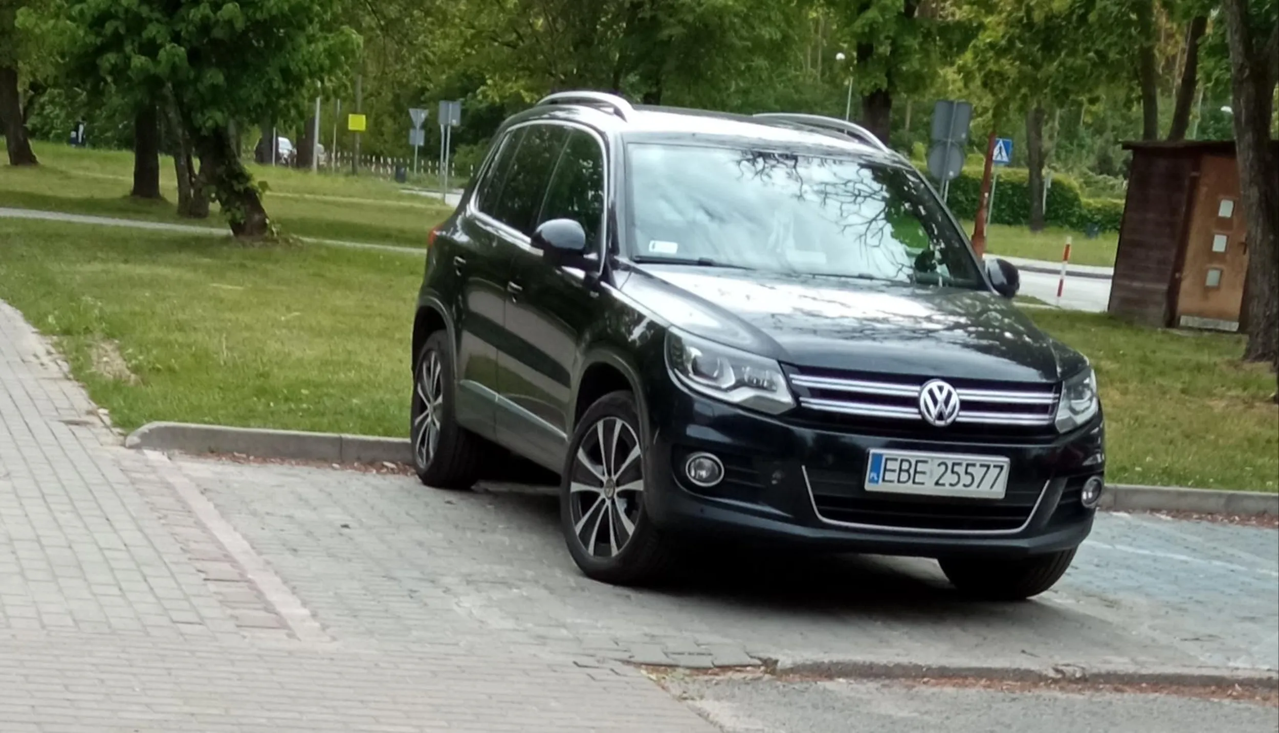 Pani blondynka ma chyba grupę inwalidzką ze względu na kolor włosów. Parkuje pod szpitalem w Bełchatowie na miejscu dla niepełnosprawnych. Oczywiście karteczki brak.