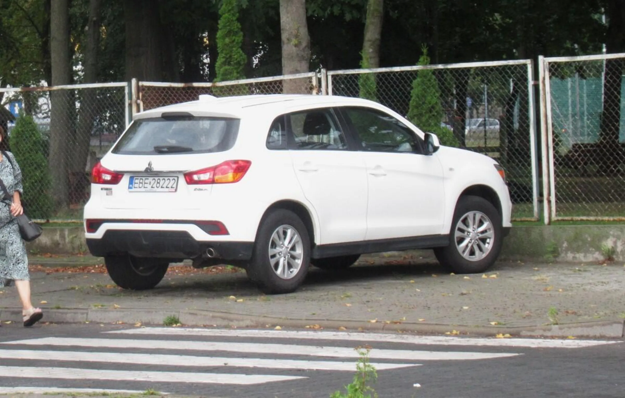 Parkowanie na przejściu dla pieszych.