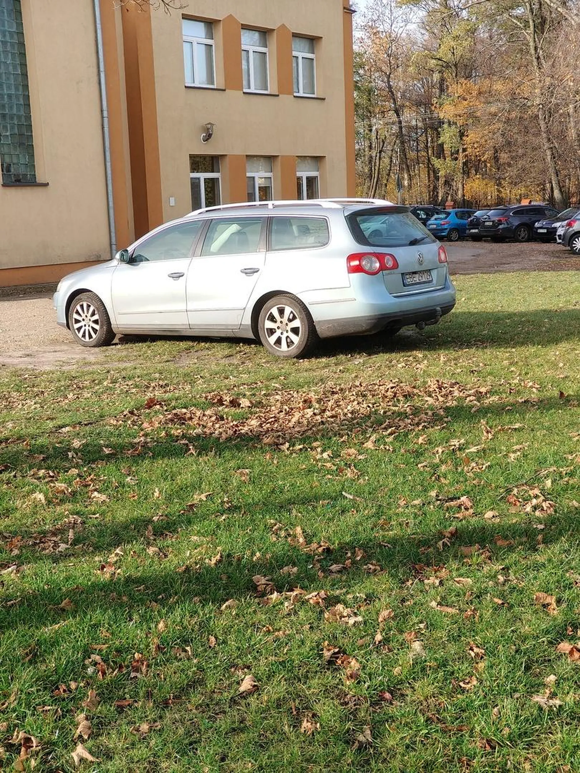 Zaparkował nielegalnie na parkingu szkolnym i potem zaczął krzyczeć chłopcze migasz jeden siadasz