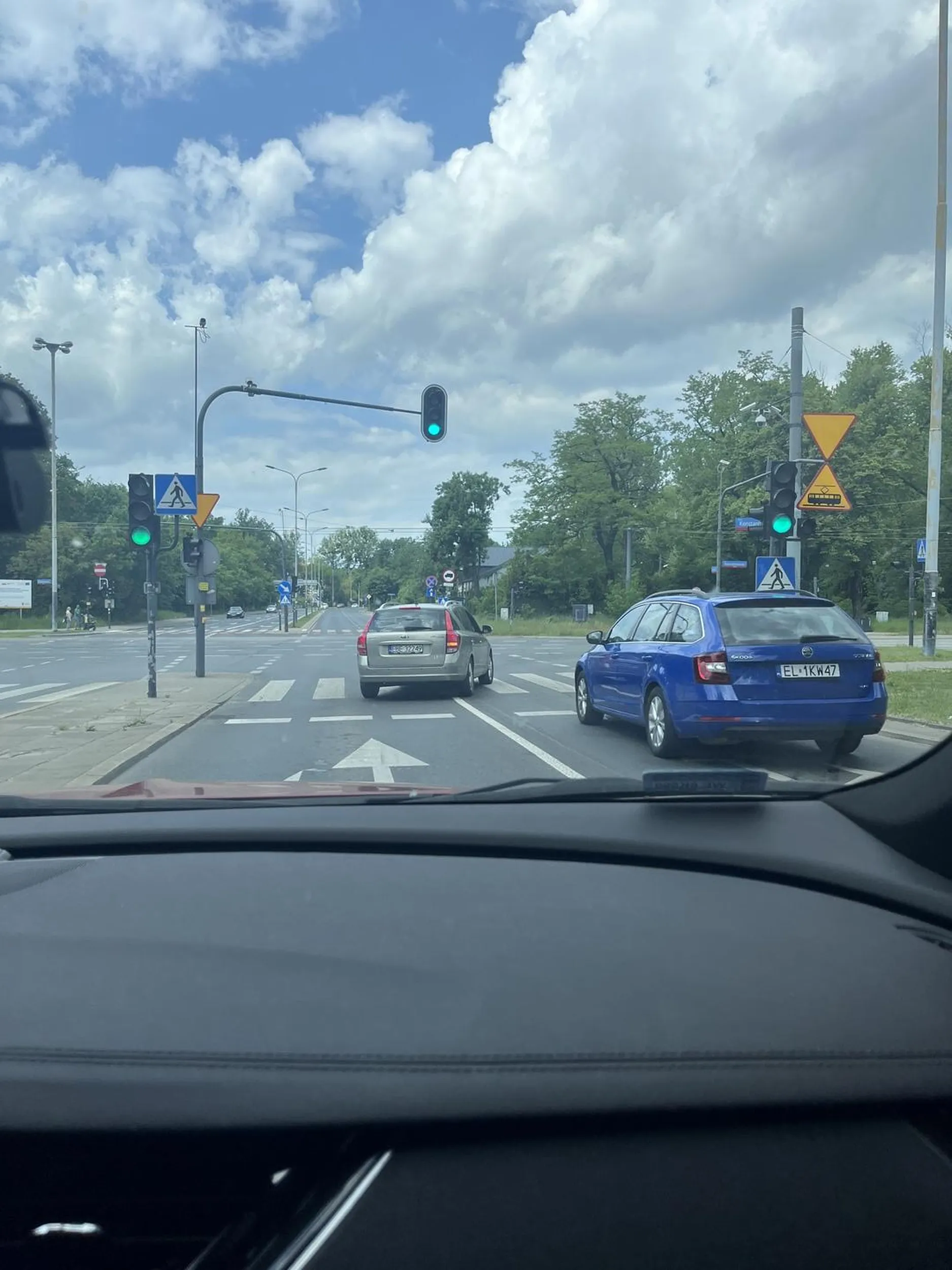 gościu jechał lewym pasem i nagle mu się przypomniało, że chciał w prawo skręcić...