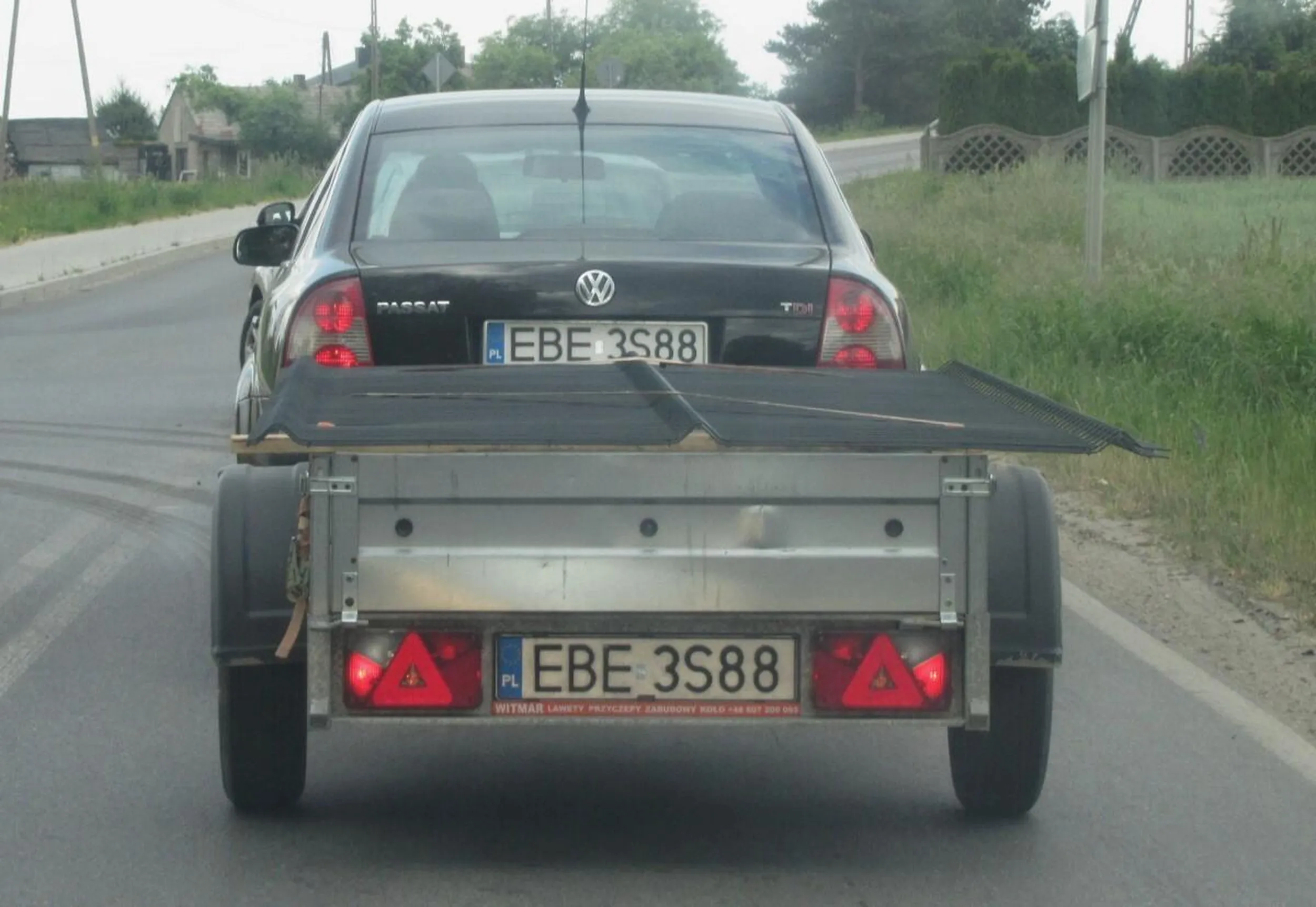 Cwaniak z Bełchatowa chciał przyoszczędzić i założył na przyczepę dorobioną na aledrogo tablicę z numerem z samochodu.