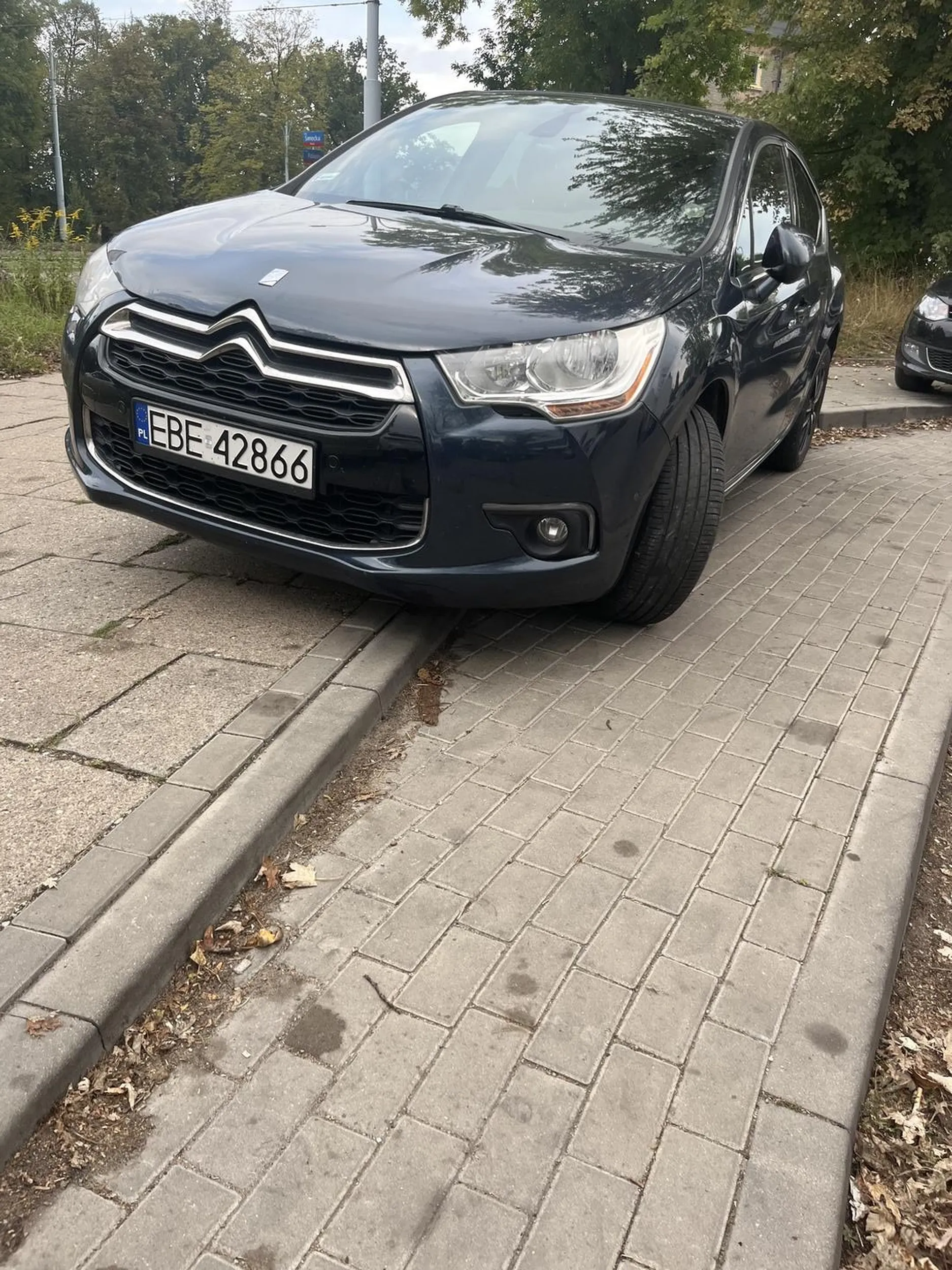 Parkowanie na całym chodniku nie ma szans żeby przejść tym bardziej osoby na wózkach z z dziećmi