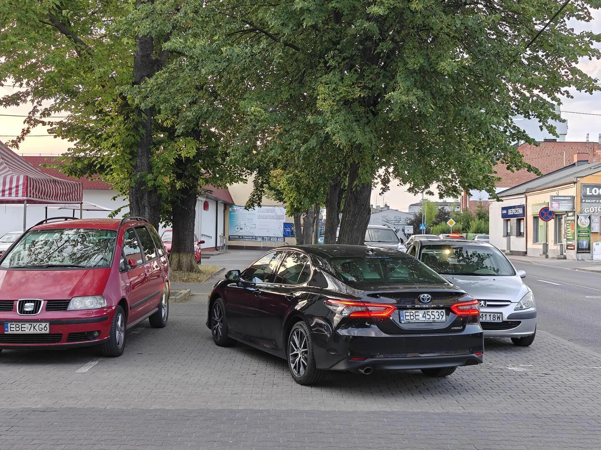 Po co zostawiać 1,5 metra przejścia skoro kierowca jak zawsze tylko na momencik tak zaparkował. Dodatkowo samochód zostawiony odpalony też ponad minutę.