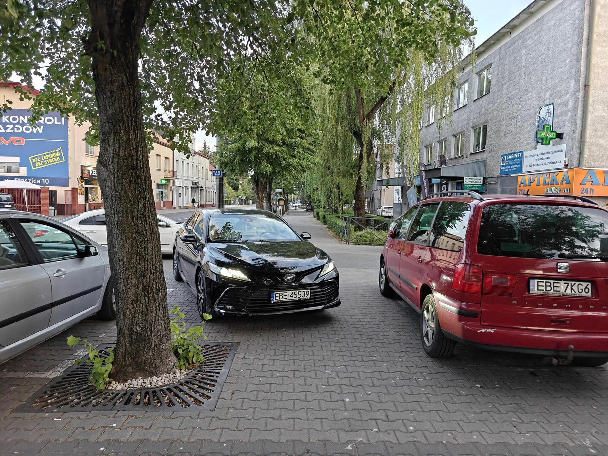 Po co zostawiać 1,5 metra przejścia skoro kierowca jak zawsze tylko na momencik tak zaparkował. Dodatkowo samochód zostawiony odpalony też ponad minutę.