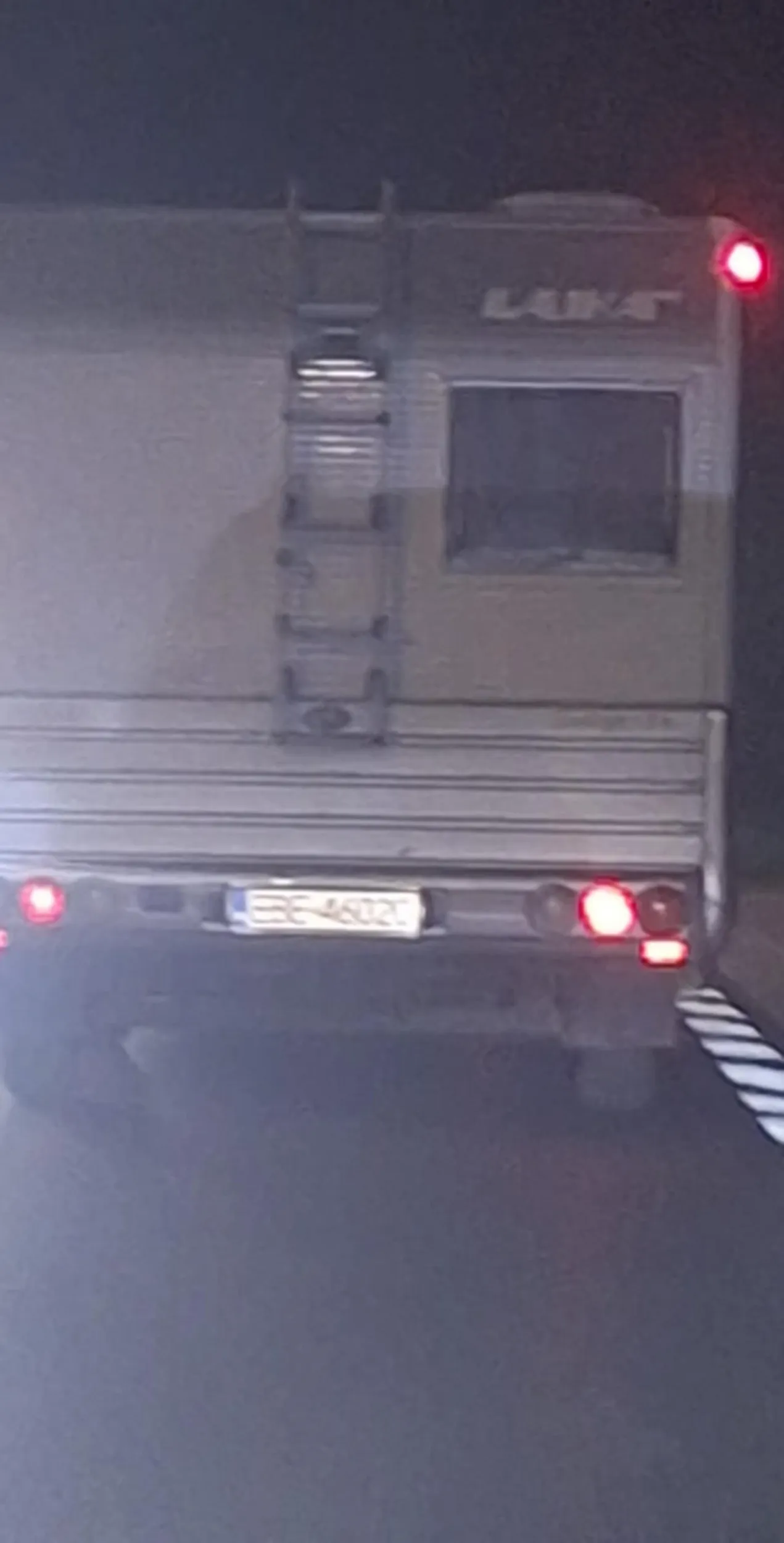 Kamper spowalnia Jedzie 50 km na nie zabudowanym