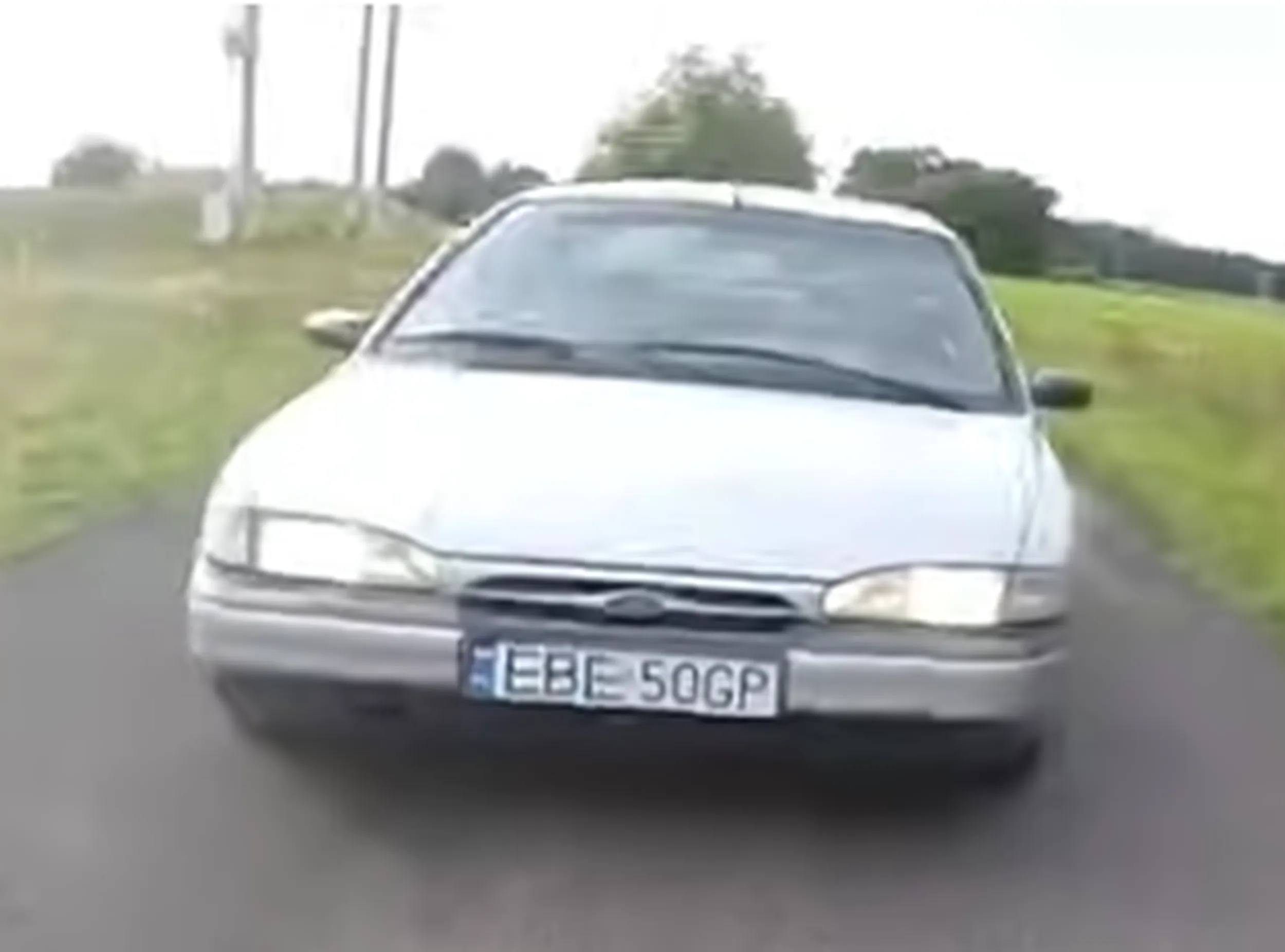 Jakiś stary fordziul miał pretensje do motocyklistów bo se jadą drogą. Motocyklisci nie wiedzieli ze to droga prywatna i pojechali. Ten jedzie za nimi i ma problem do nich.