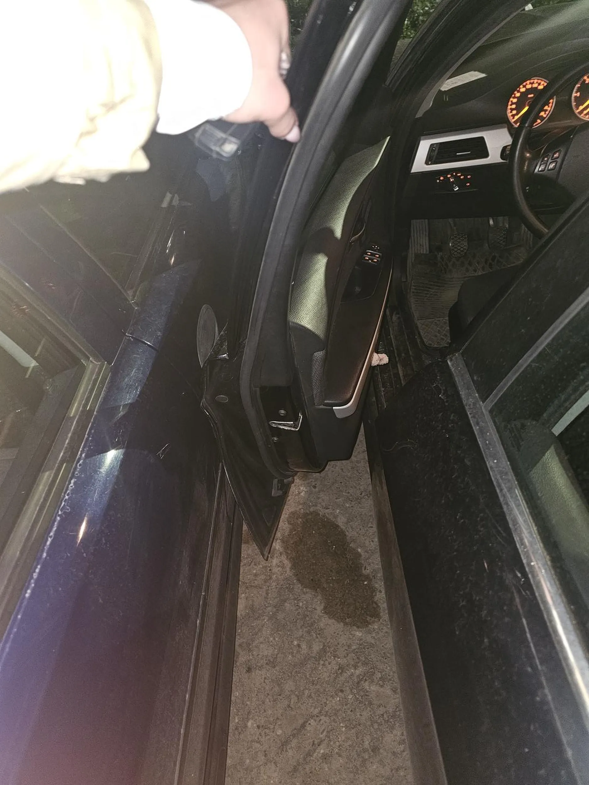 Trzeba być kurwą jebaną, żeby tak stanąć. Dobrze, że lusterko zlozyl pet.