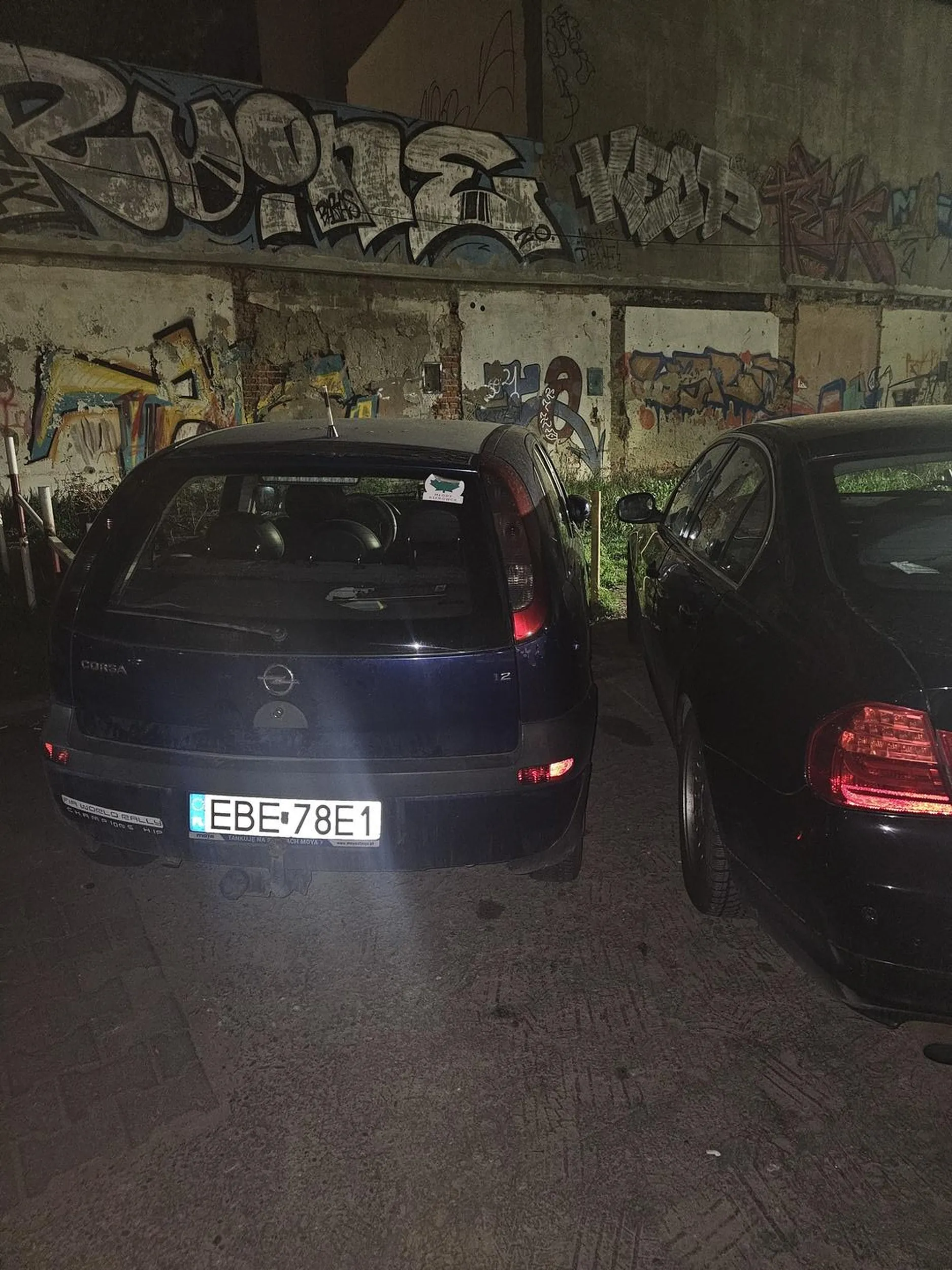 Trzeba być kurwą jebaną, żeby tak stanąć. Dobrze, że lusterko zlozyl pet.