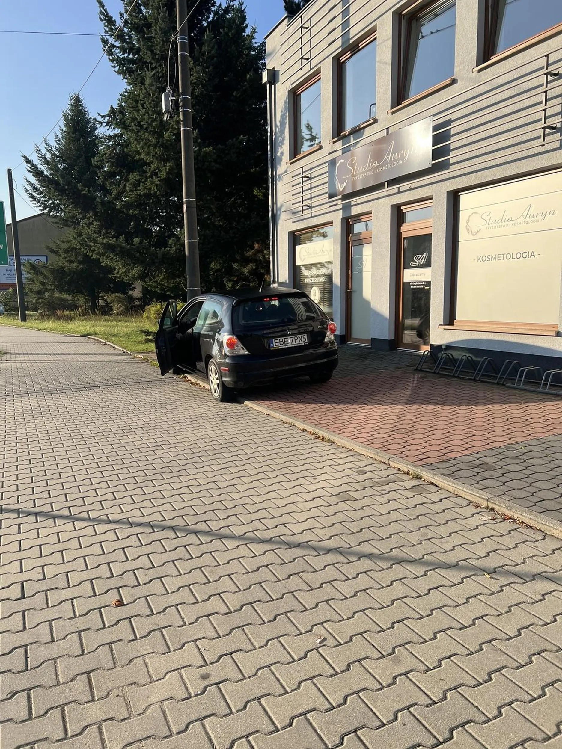 Nie polecam. Kierowca jeździ po chodniku i na nim parkuje.