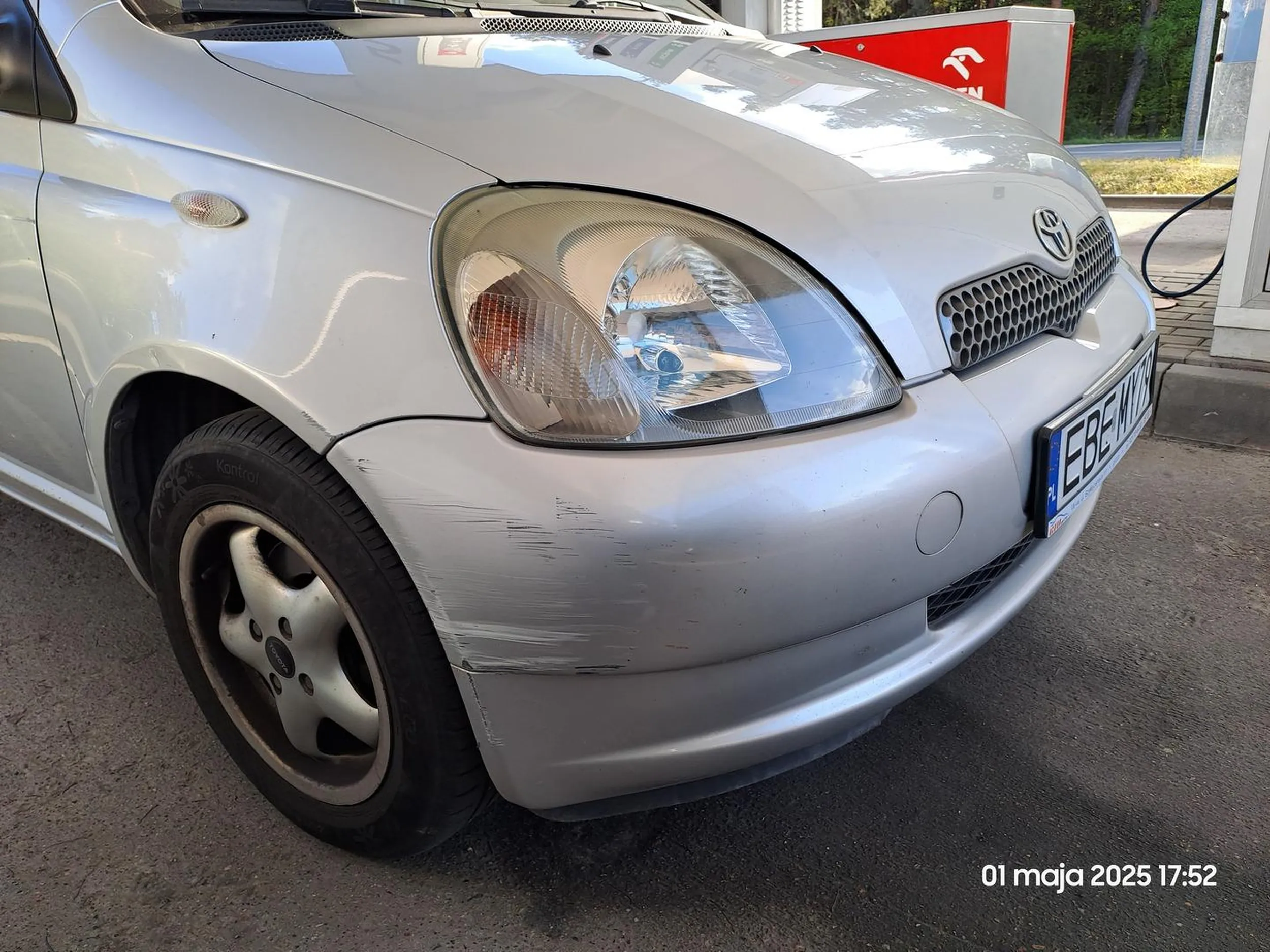 Pani chciała uderzyć w drzwi mojego auta na stacji Orlen pod Bełchatowem w dniu 1 mają 2025 r. Na szczęście bezskutecznie. Zastawiłem drzwi sobą i Pani się zatrzymała. Nie wiedziałem dlaczego? Ale ten obdarty zderzak nie daje mi spokoju, czy to aby nie próba ... Najpierw podjechała pod dystrybutor obok, gdy wysiadłem (na szczęście bardzo szybko), ruszyła i zatrzymała się gdy zagrodzilem jej drogę.