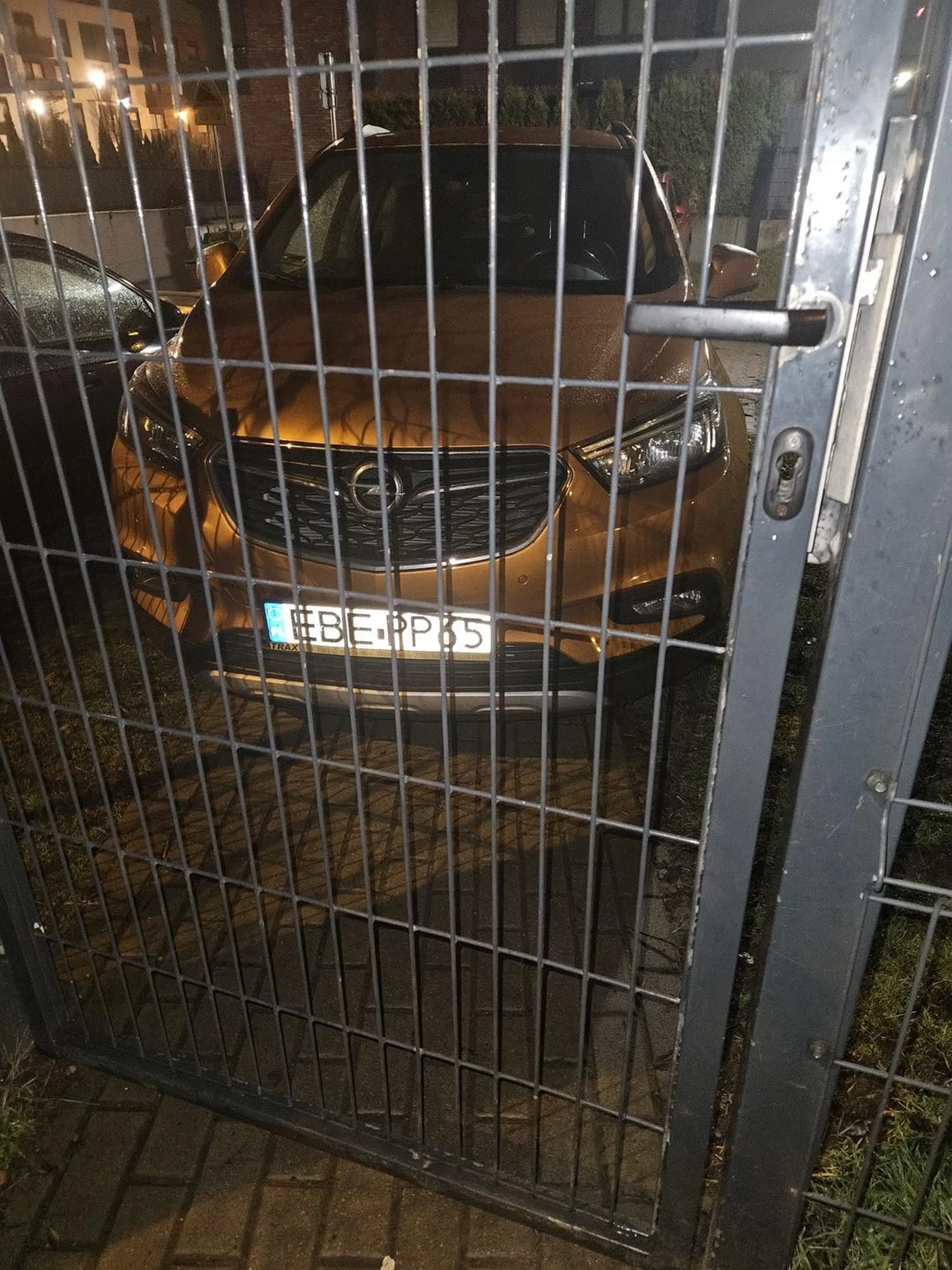 Fajnie parkuje na chodniku ćwok. Nie można normalnie na osiedle wejść