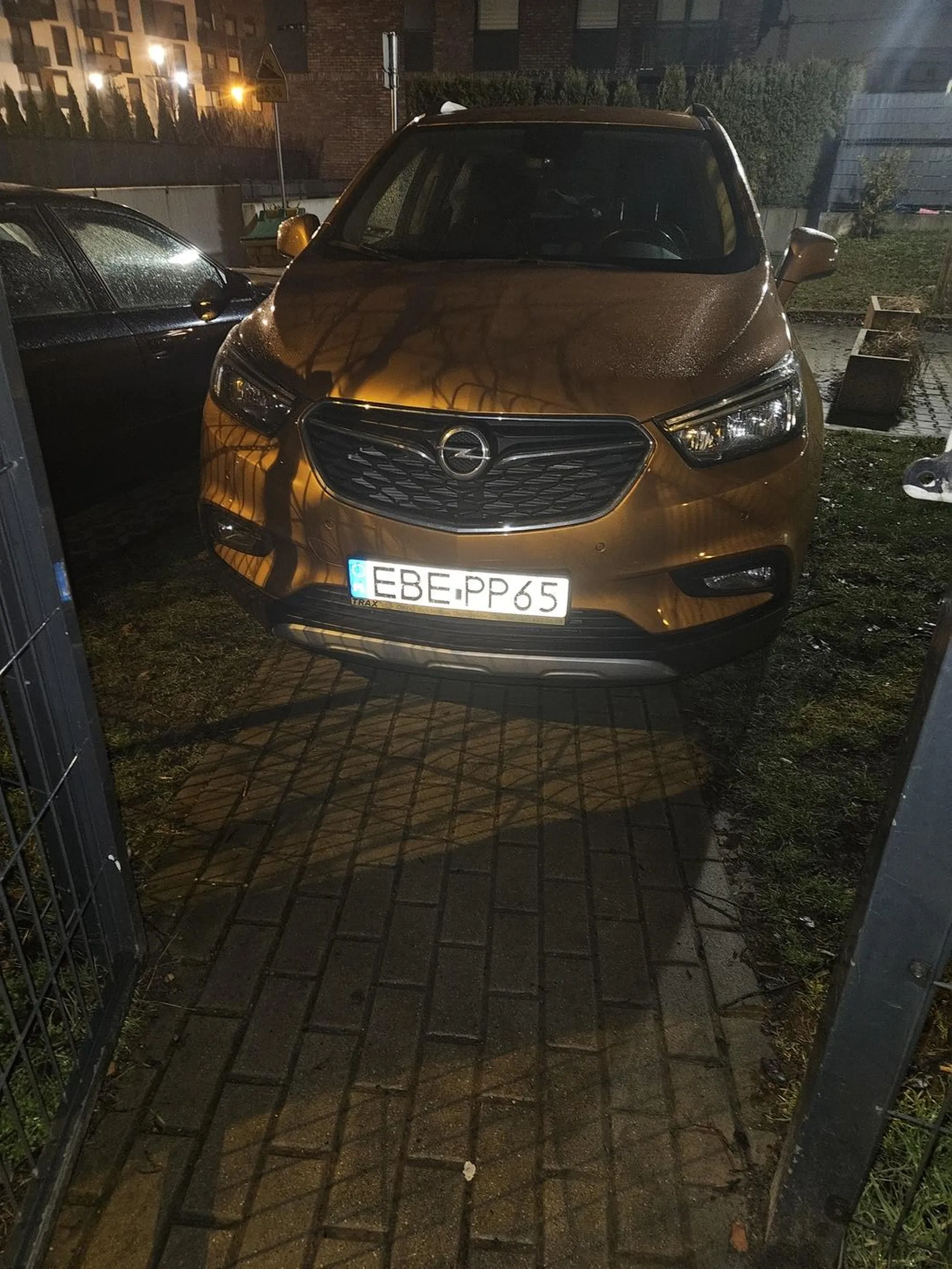 Fajnie parkuje na chodniku ćwok. Nie można normalnie na osiedle wejść