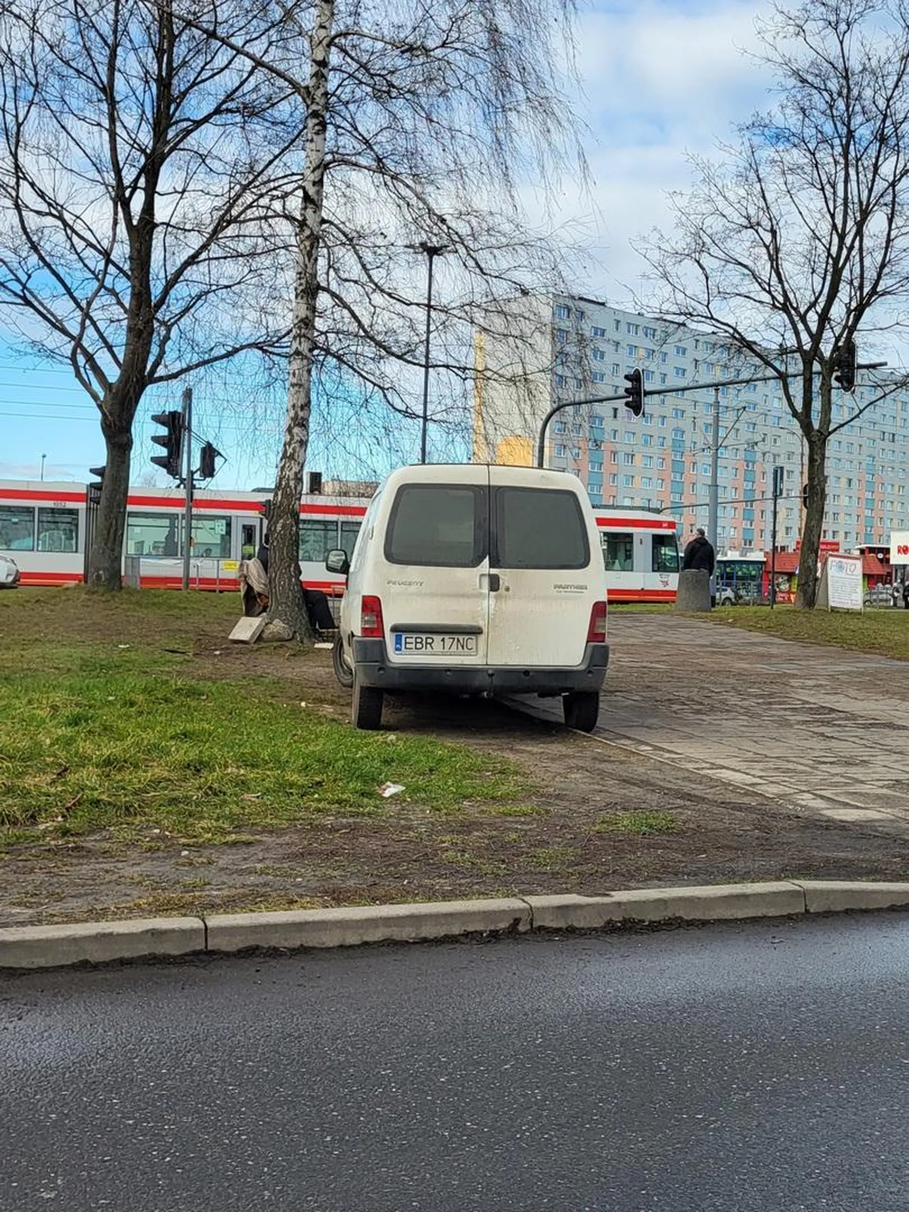 Jazda wzdłuż po chodniku i rozjeżdżanie trawnika