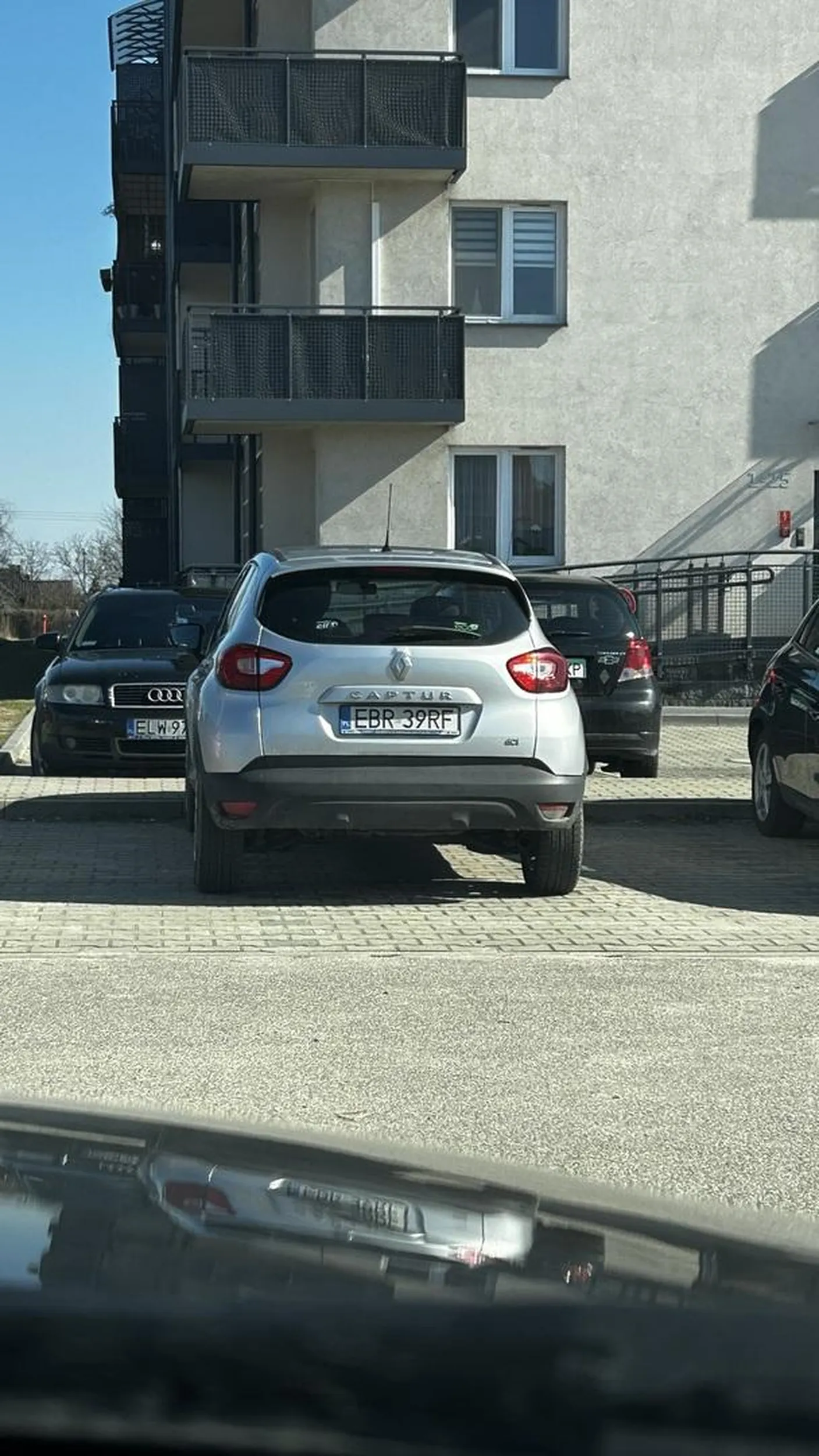 Panie kochany naucz sie pan parkowac jak czlowiek a nie wiesniak z brzezin, nie pozdrawiam