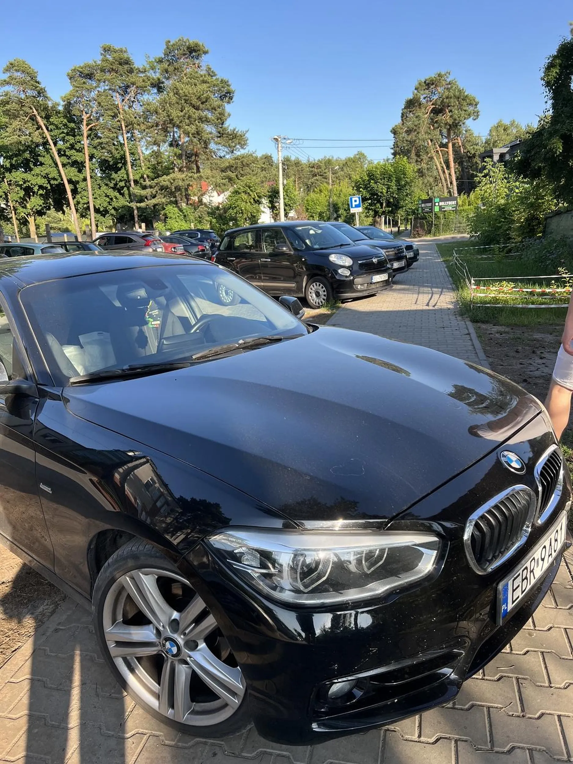 Notorycznie staje na wyjeździe, bez namysłu blokując wyjazd oraz całe przejście na chodniku. Marka samochodu mówi sama za siebie, tym bardziej rejestracja.