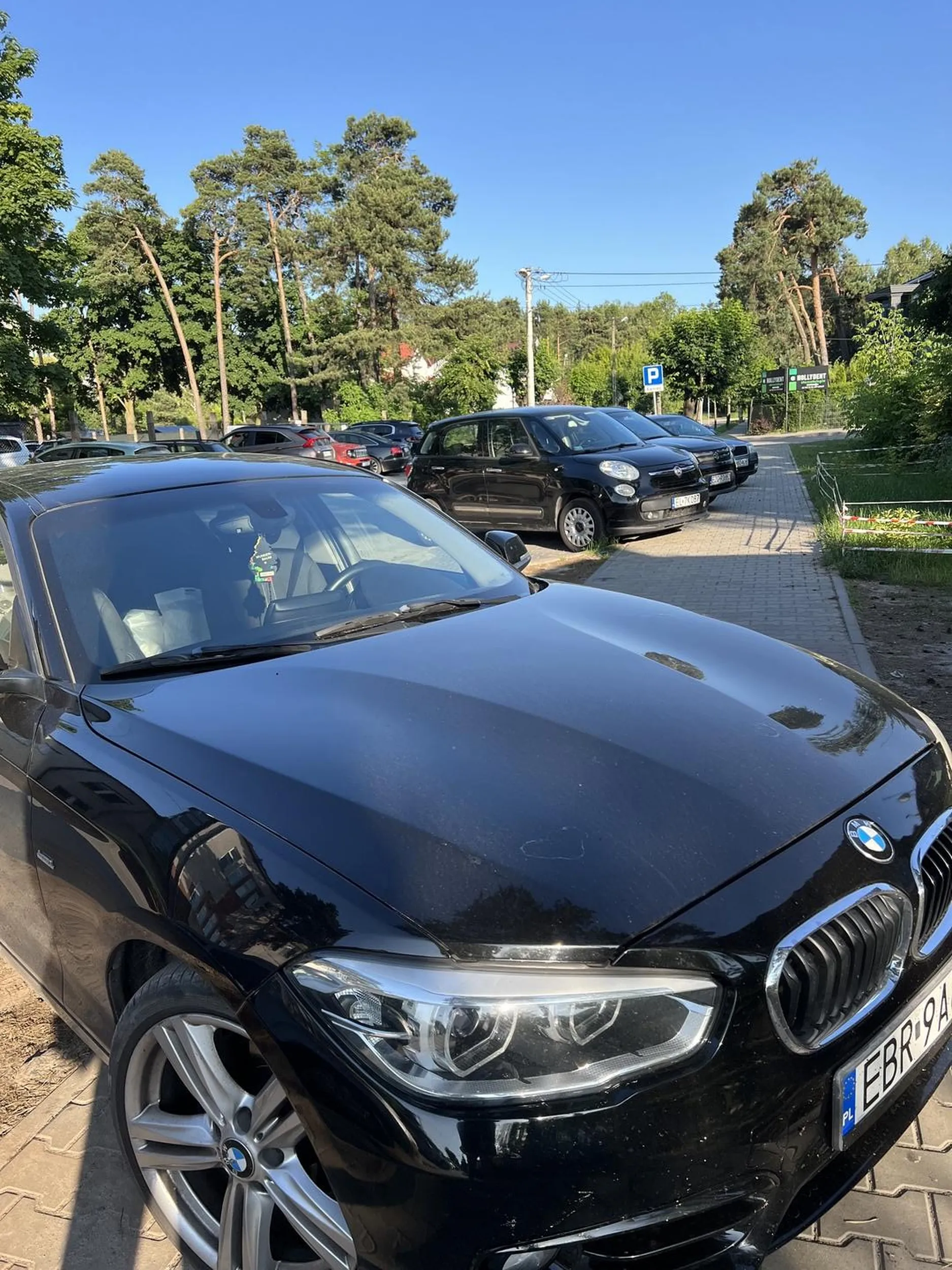 Notorycznie staje na wyjeździe, bez namysłu blokując wyjazd oraz całe przejście na chodniku. Marka samochodu mówi sama za siebie, tym bardziej rejestracja.