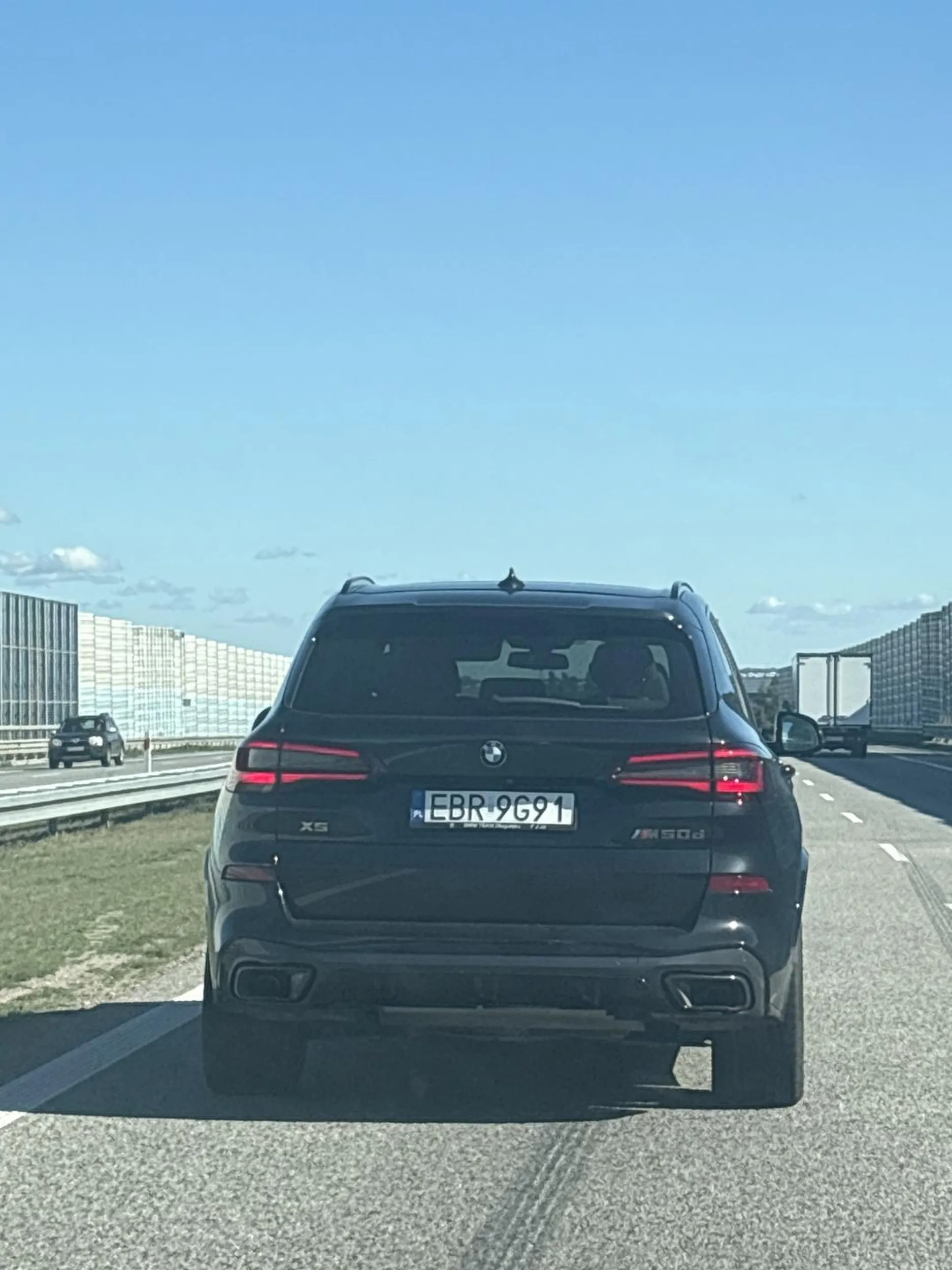 proszę nauczyć się płynnej jazdy – ciągłe hamowanie i przyspieszanie to nie umiejętność, a zagrożenie. Dziś o mało nie spowodował Pan wypadku.