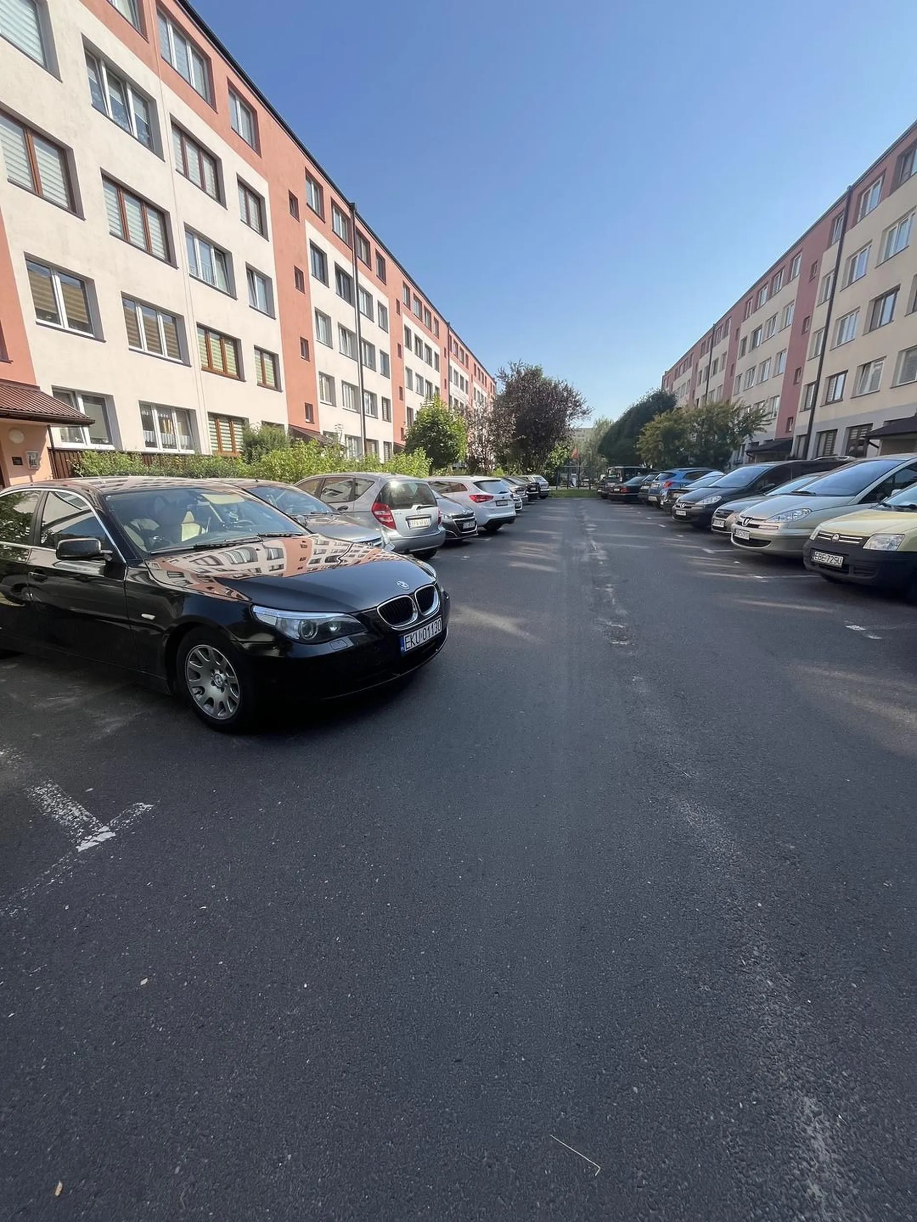 Marka przypadkowa ? Kolego błagam cię, ten parking został przygotowany na fiaty 126p, nie musisz go jeszcze bardziej ścieśniać bo dłuższym autem się nie złożysz do parkowania.