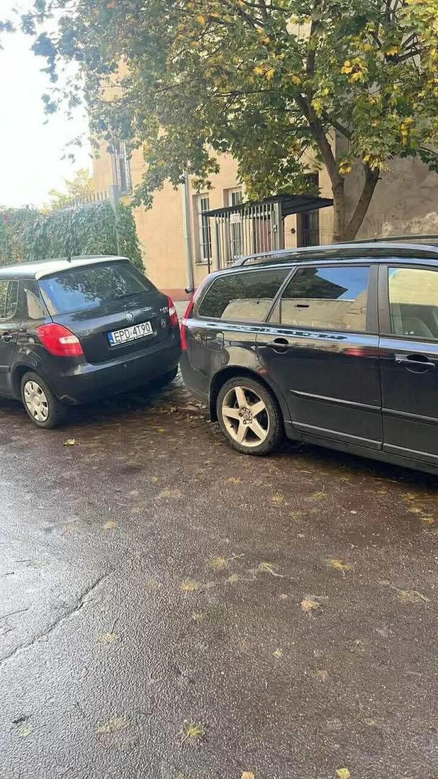 Pan zablokował Wjazd na posesję prywatną. Stał tak pół dnia. Samochody nie mogły swobodnie wjechać