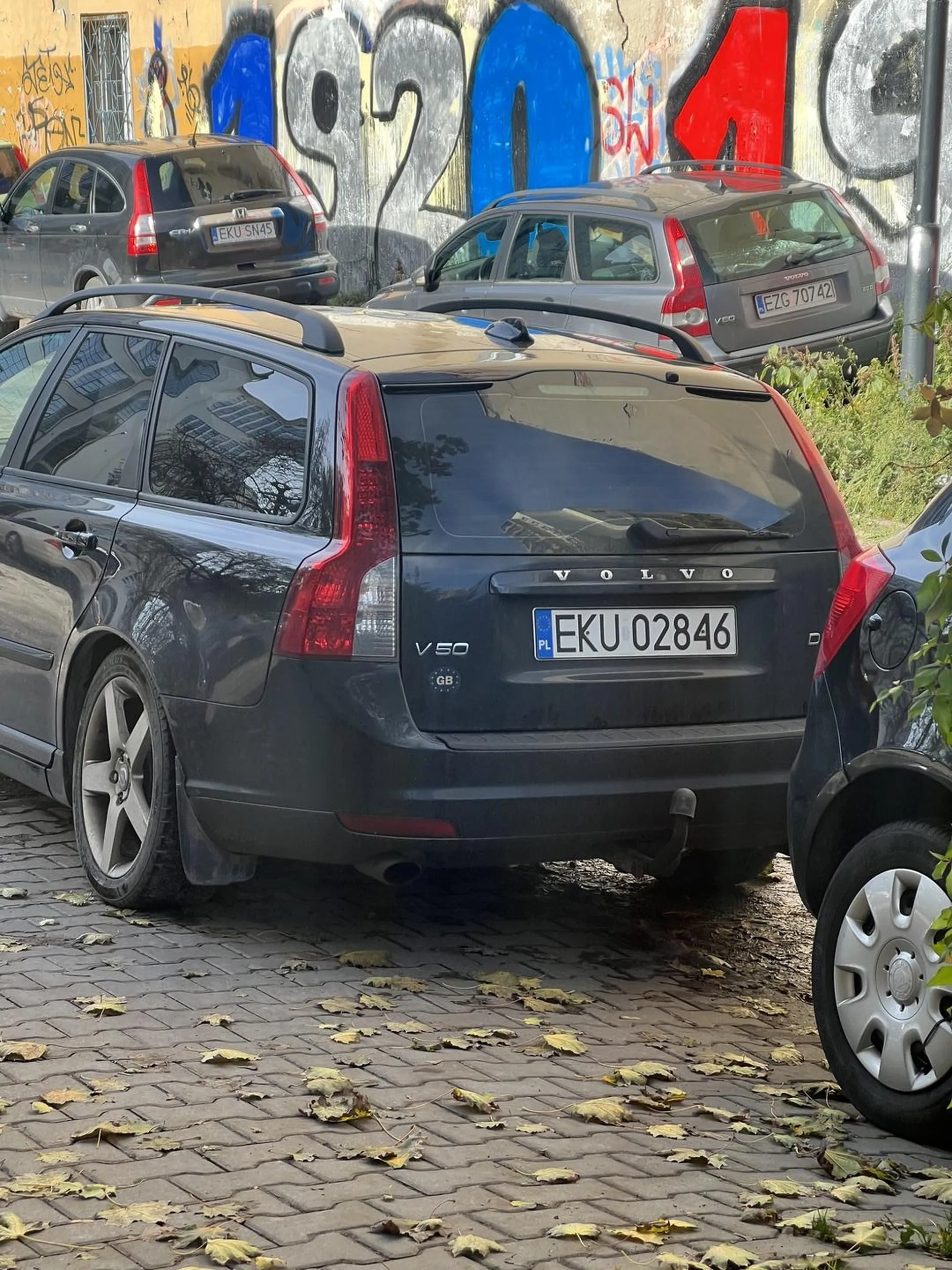 Pan zablokował Wjazd na posesję prywatną. Stał tak pół dnia. Samochody nie mogły swobodnie wjechać