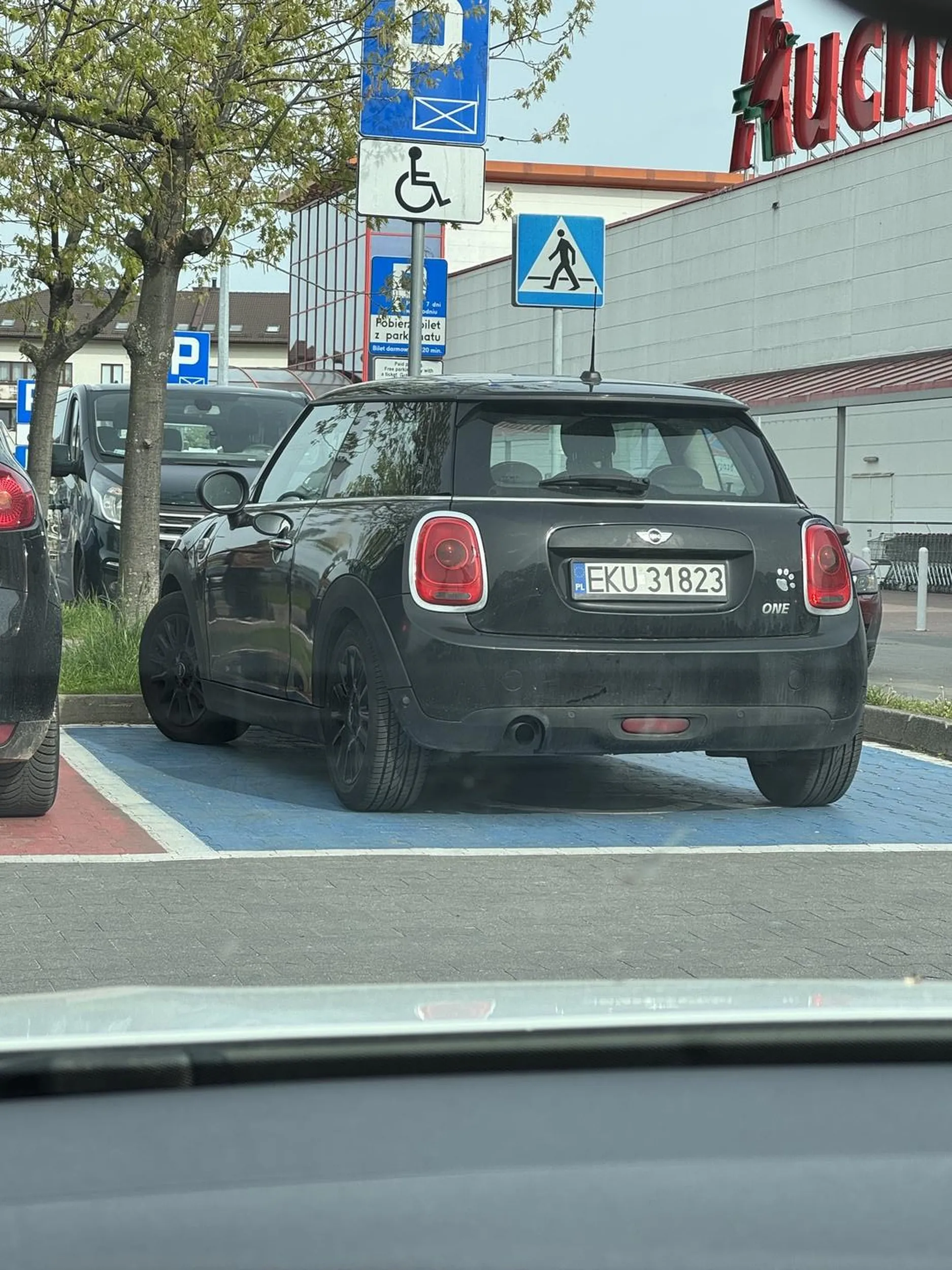 Zdecydowanie brak konieczności zmian tablic (tak domniemuje, skoro ta Paniusia tu pracuje) wpływa negatywnie na odbieranie kierowców bez wyobraźni w parkowaniu. Młoda, na oko 25 letnia kobieta na miejscu dla inwalidów. Pogratulować, bo nie wygląda to na przywiezienie schorowanej osoby na zakupy.