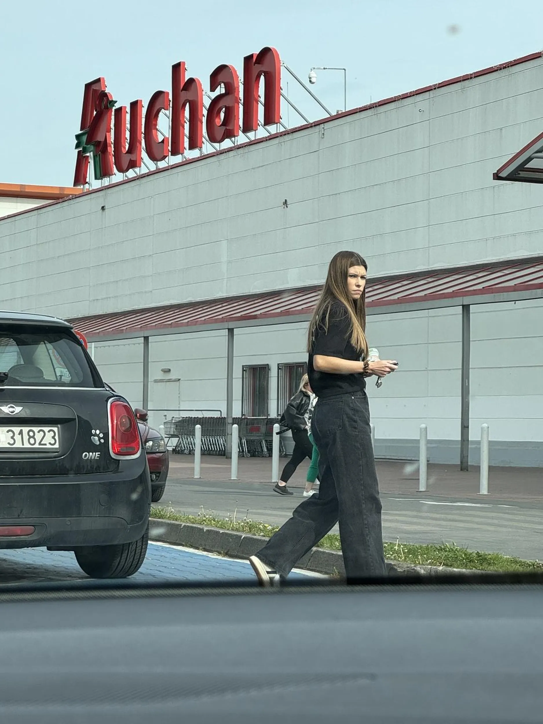 Zdecydowanie brak konieczności zmian tablic (tak domniemuje, skoro ta Paniusia tu pracuje) wpływa negatywnie na odbieranie kierowców bez wyobraźni w parkowaniu. Młoda, na oko 25 letnia kobieta na miejscu dla inwalidów. Pogratulować, bo nie wygląda to na przywiezienie schorowanej osoby na zakupy.