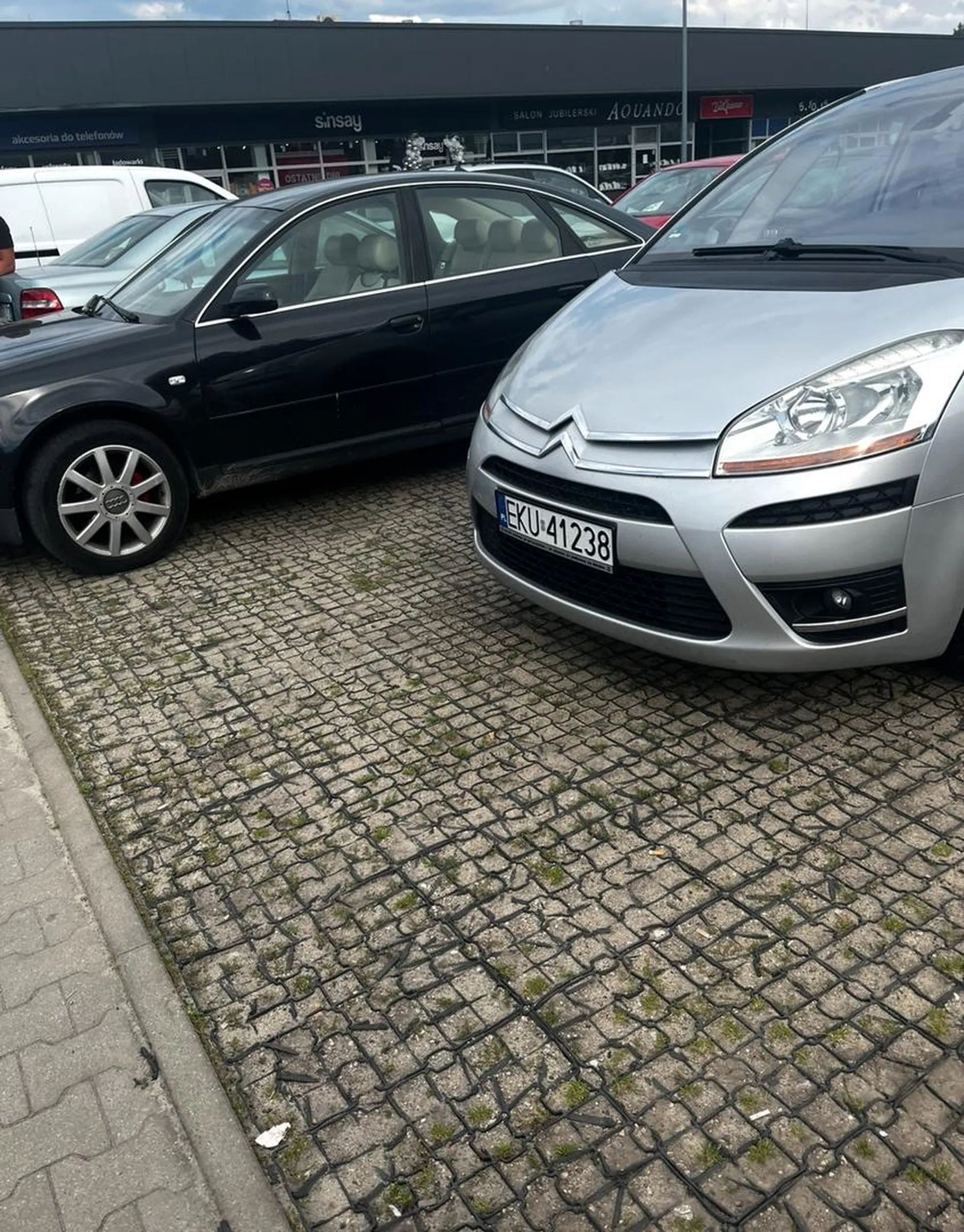 tu chyba komentarz jest zbedny.. jakim zjebem trzeba byc zeby zaparkowac w taki sposob?