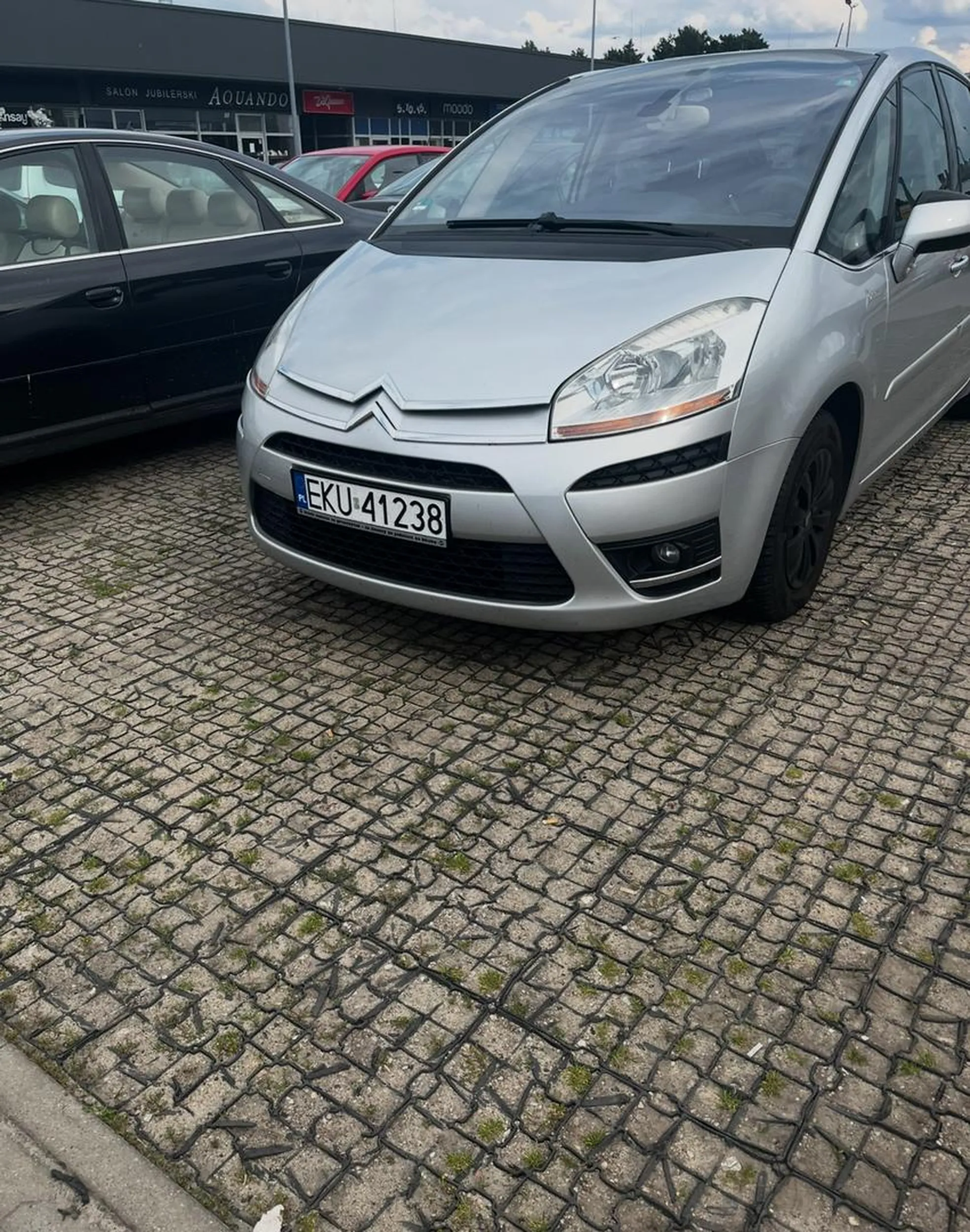 tu chyba komentarz jest zbedny.. jakim zjebem trzeba byc zeby zaparkowac w taki sposob?