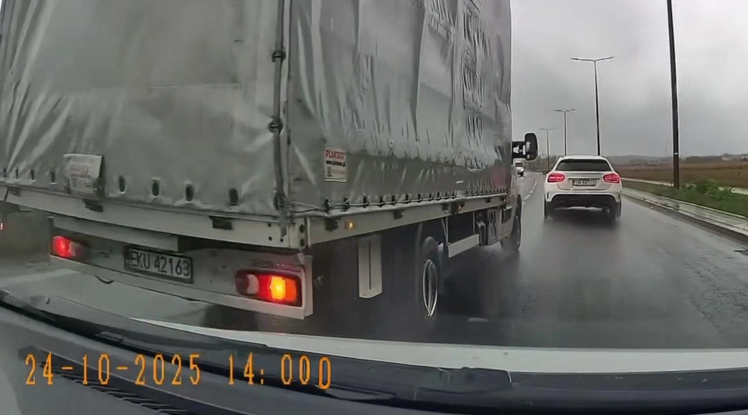 Za takie chamskie zajeżdżanie drogi na centymetry powinieneś dostać po gołej dupie kablem z prodiża