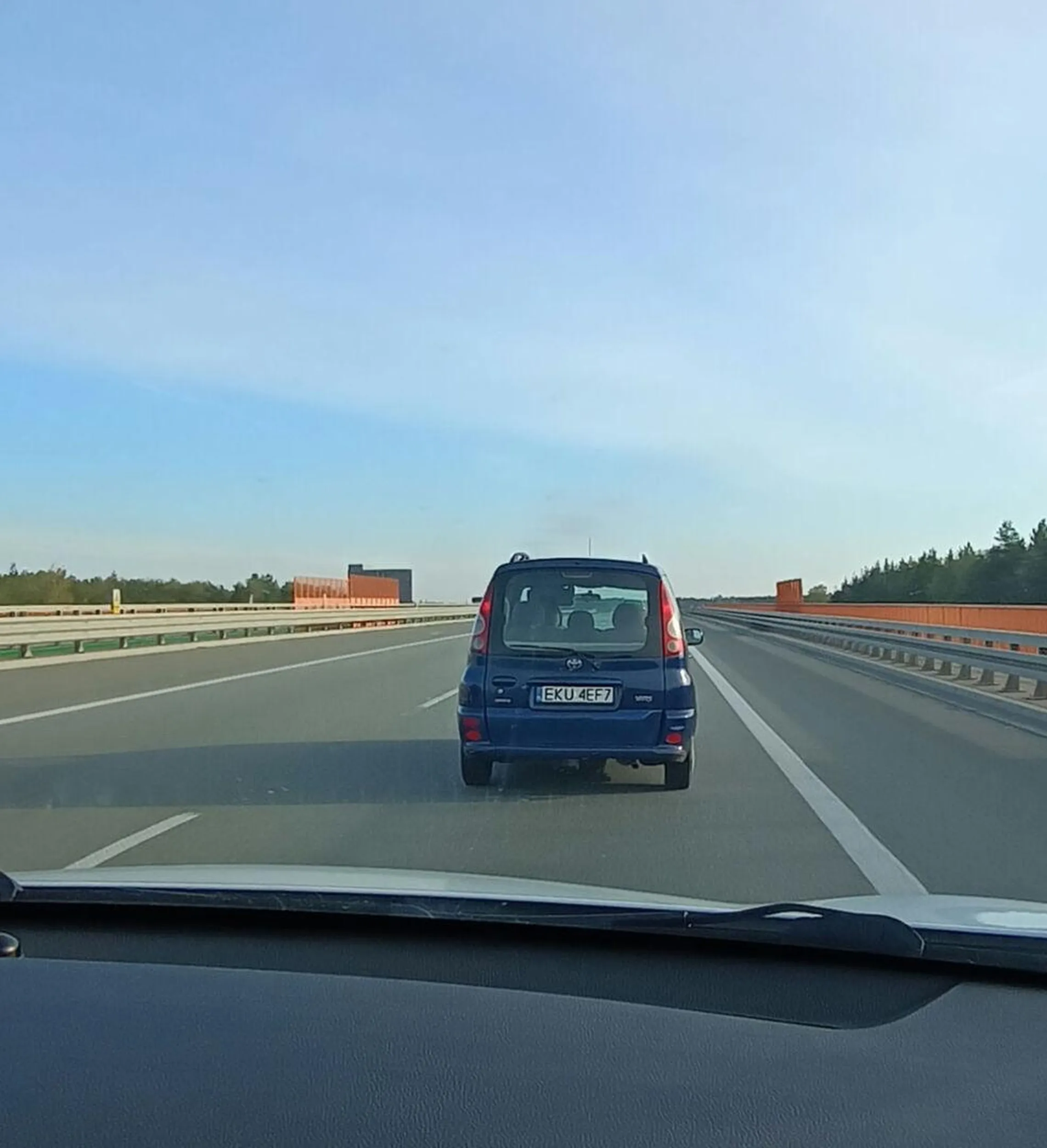 Ty cipo Kutnowska,  wjeżdżasz pod samą maskę na autostradzie i palisz pawiana.  Masz farta ,że nic się nie stało. Uważać na tą pinde