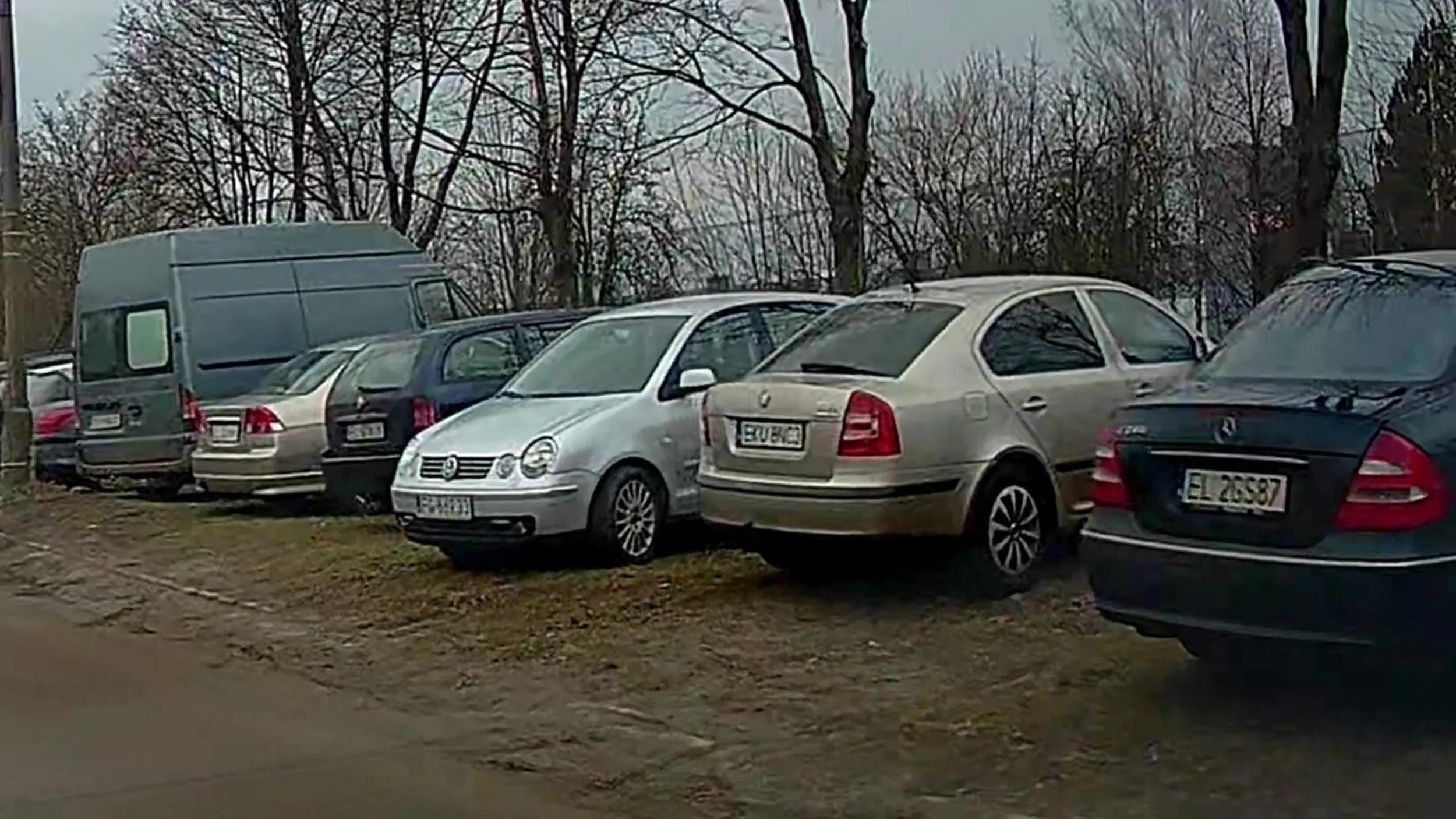 Rozjeżdża trawniki w Łodzi