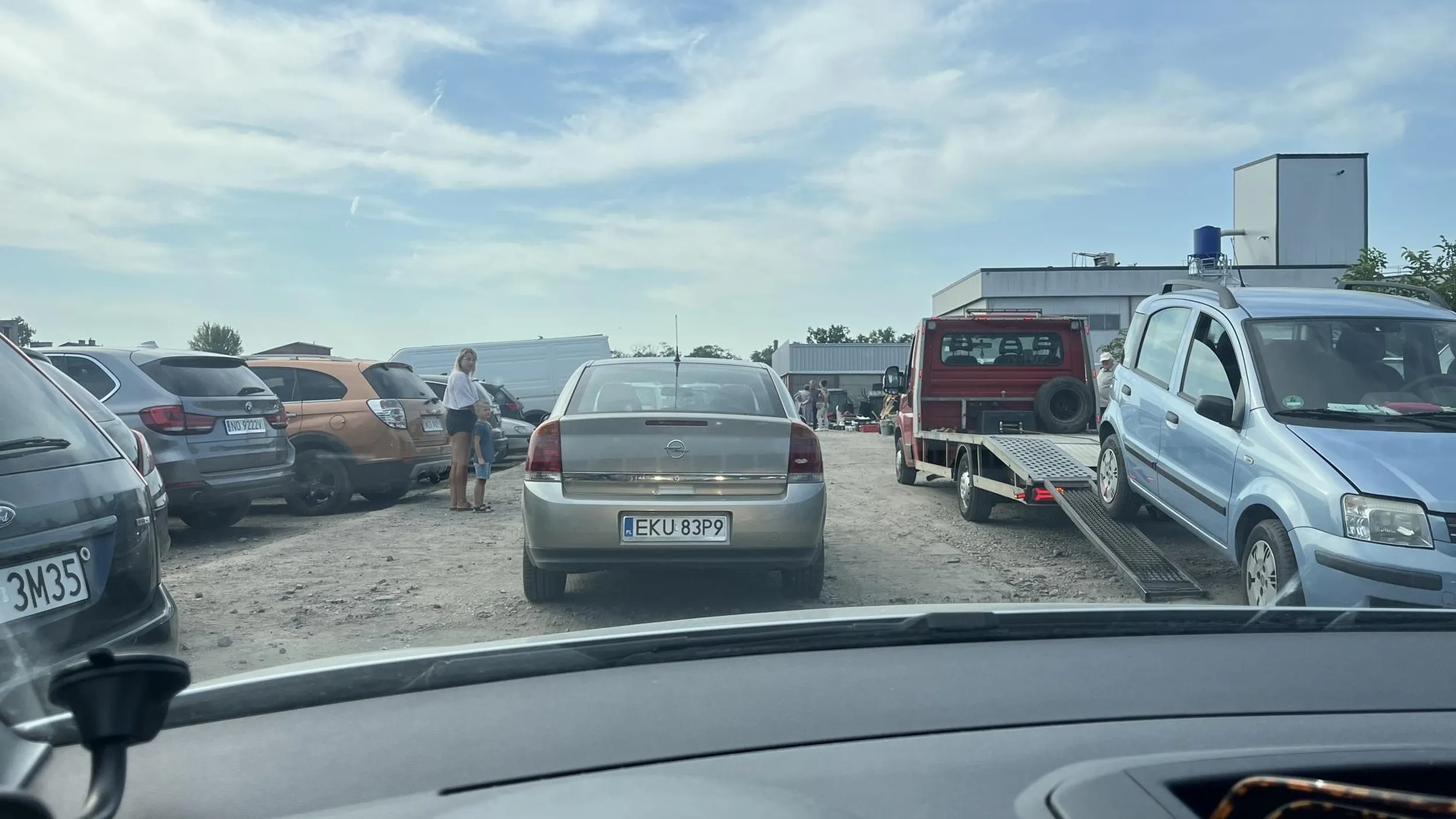 Gratuluję! „Pan Dziadek” z pojazdu zaparkował sobie na targu blokując wyjazd 5 aut oraz tworząc zator na kilkanaście aut :))). Później znowu mi się napatoczył na drodze - uprzejmie informuję że istnieje coś takiego jak kierunkowskaz. Uwaga! Można z niego korzystać!