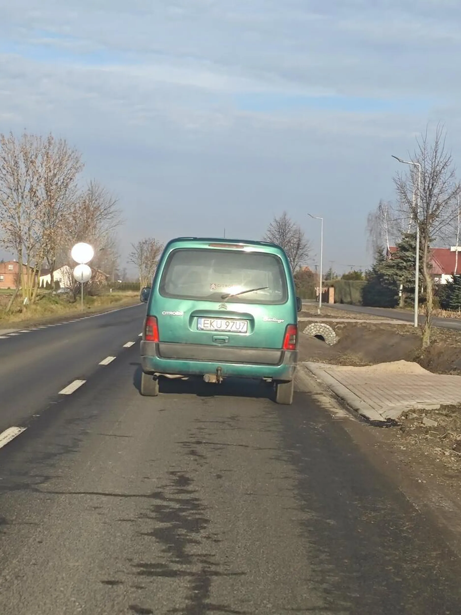 Wyprzedza nie patrząc w lusterka. Prawie do rowu Nas zepchnął.