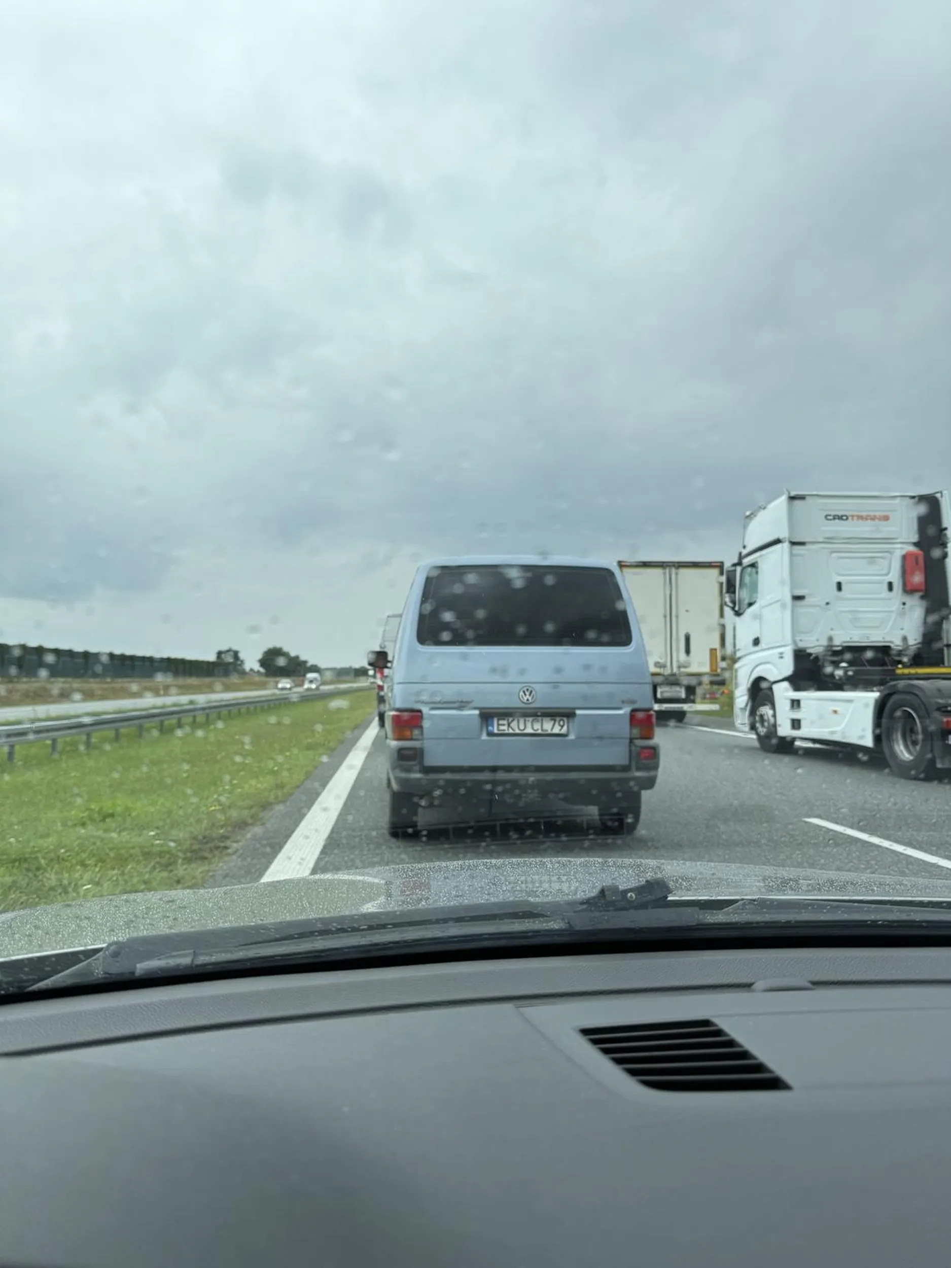 Chłop wyprzedza korytarzem życia i się śmieje z tego