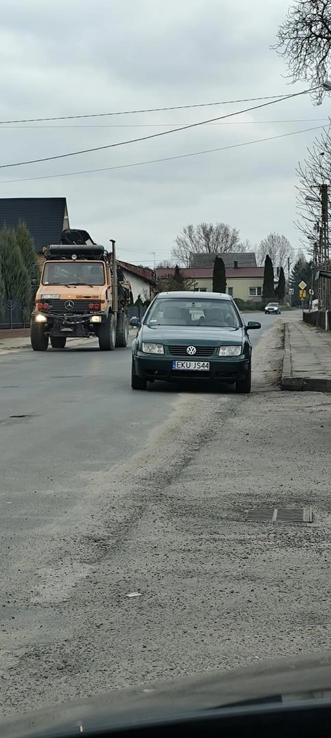Mistrz parkowania na srodku ulicy, nie pozdrawiam