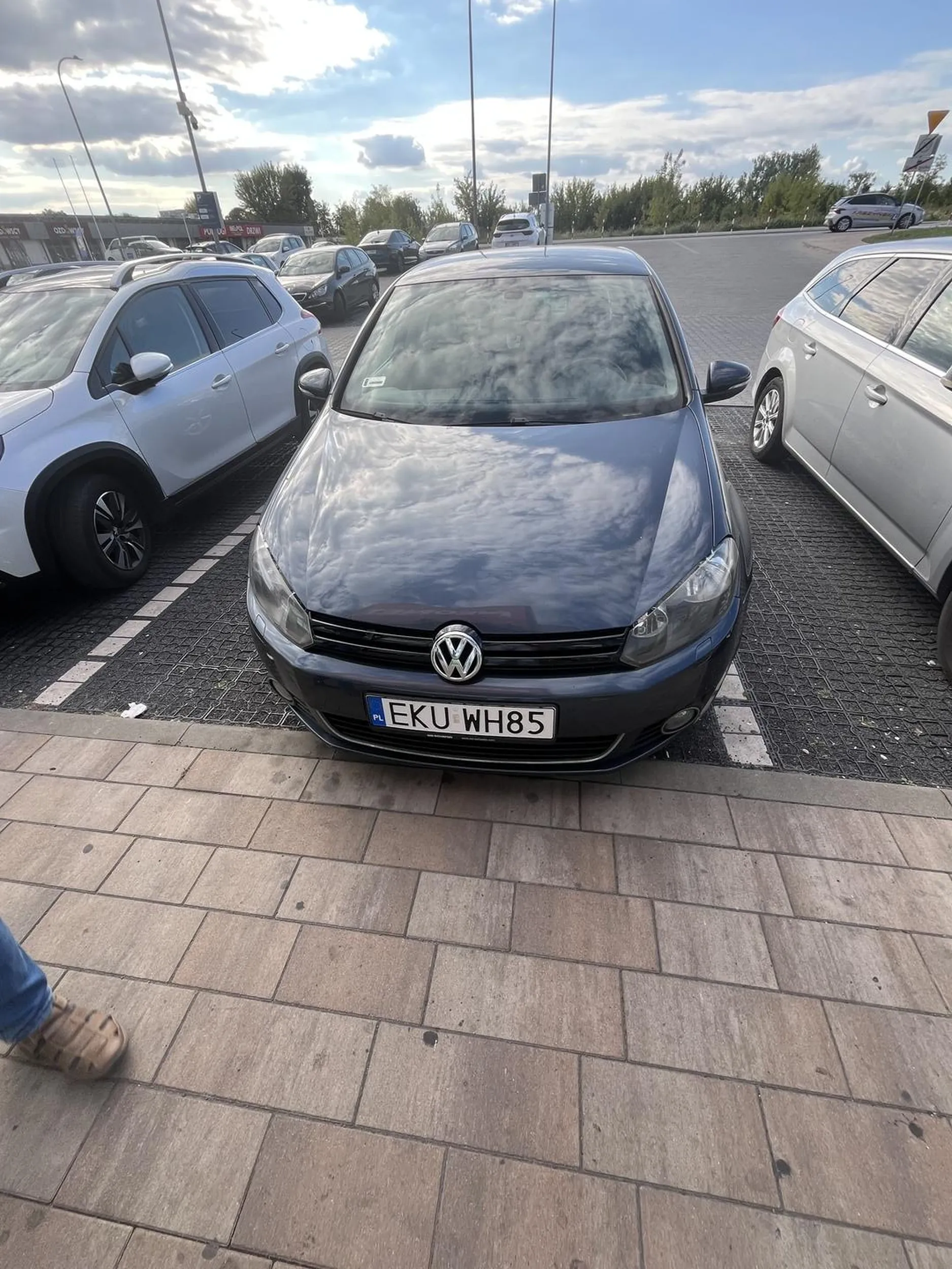 Pani nie umie jeździć. Puściłem  kierunkowskaz że skręcam na miejsce które się zwalnia a pani mi je zajęła.