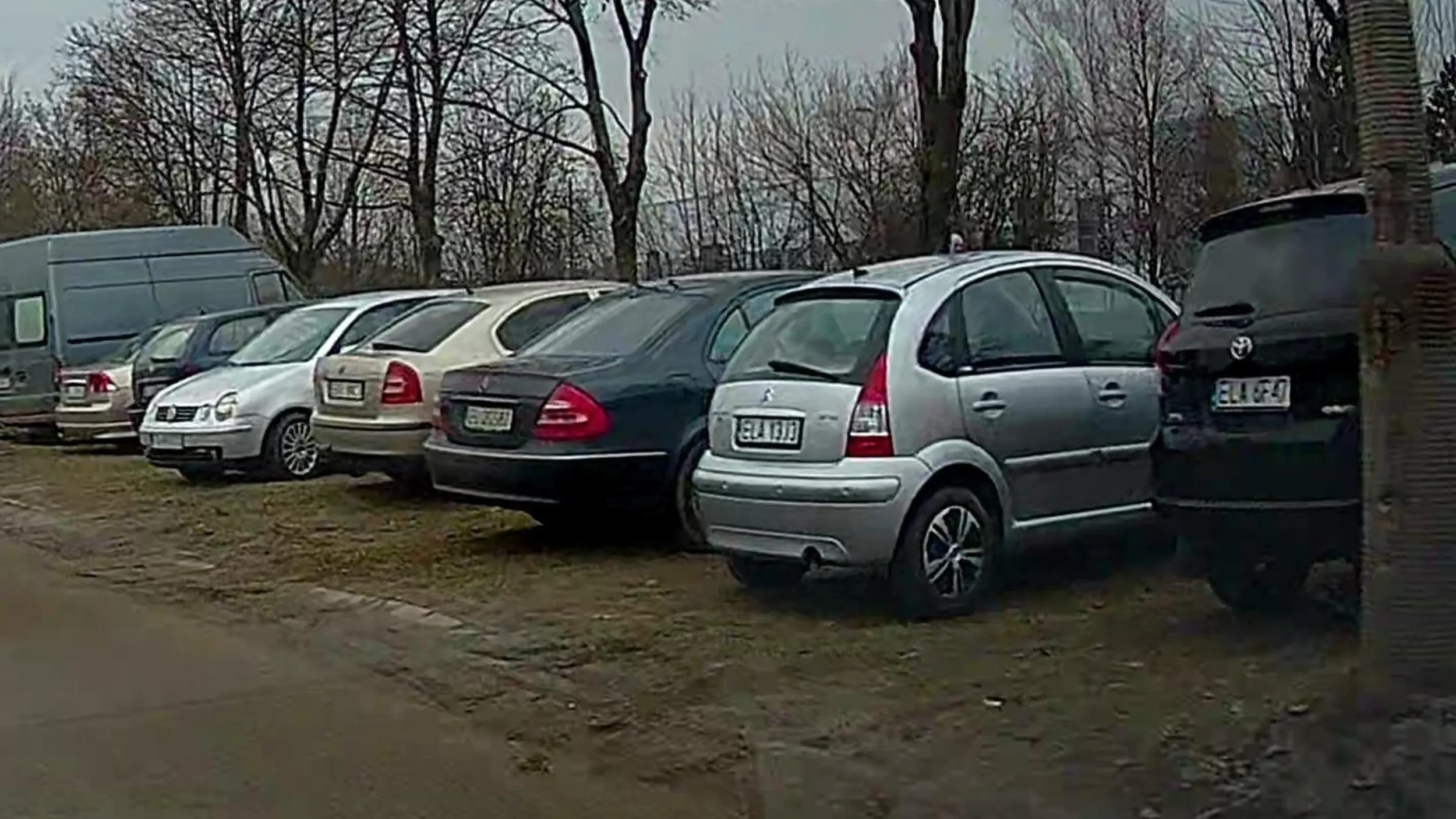 Rozjeżdża trawniki w Łodzi