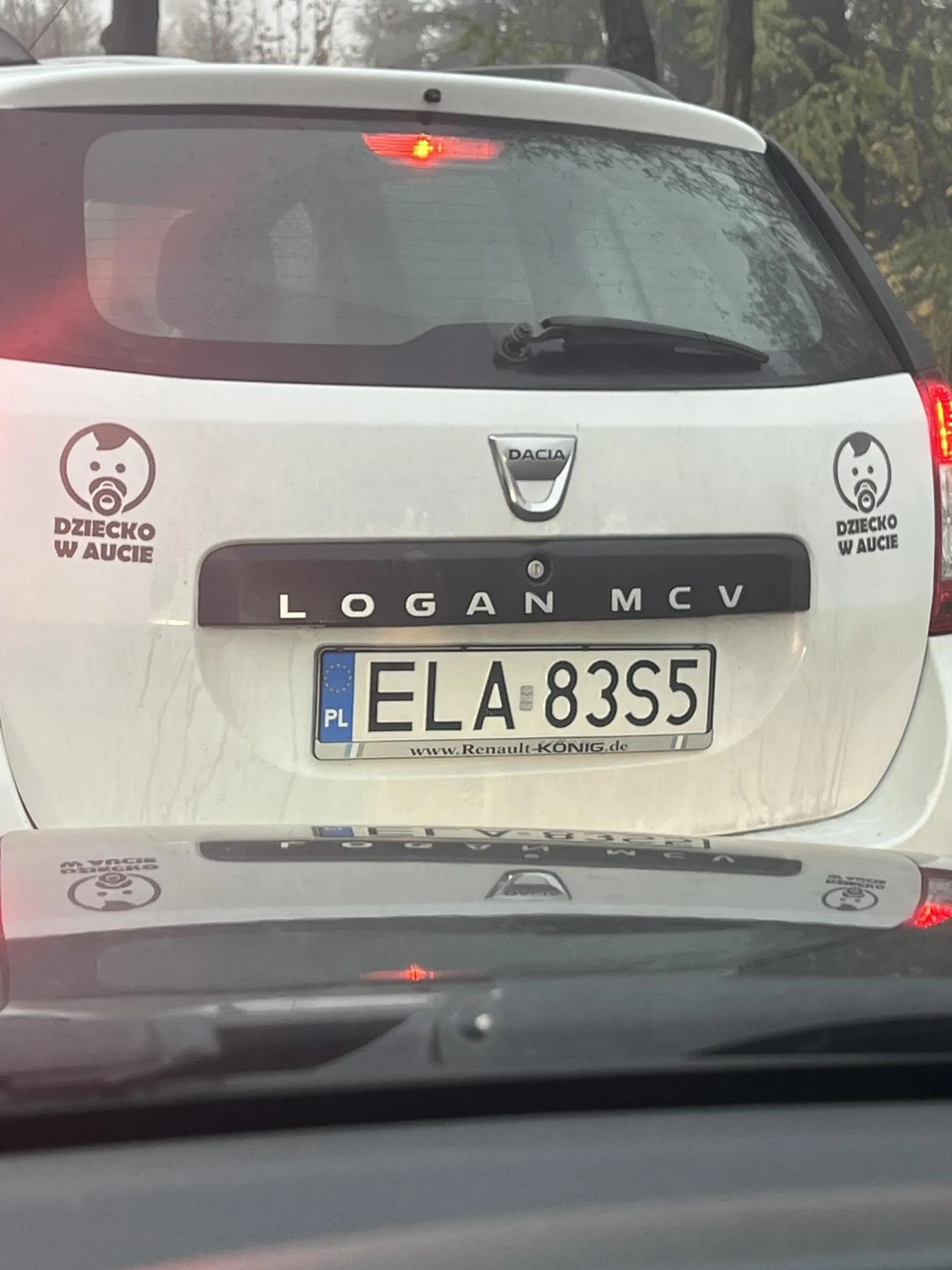 Dziecko w aucie, ale chyba za kierownicą. Pora zacząć się uczyć co to jazda na suwak