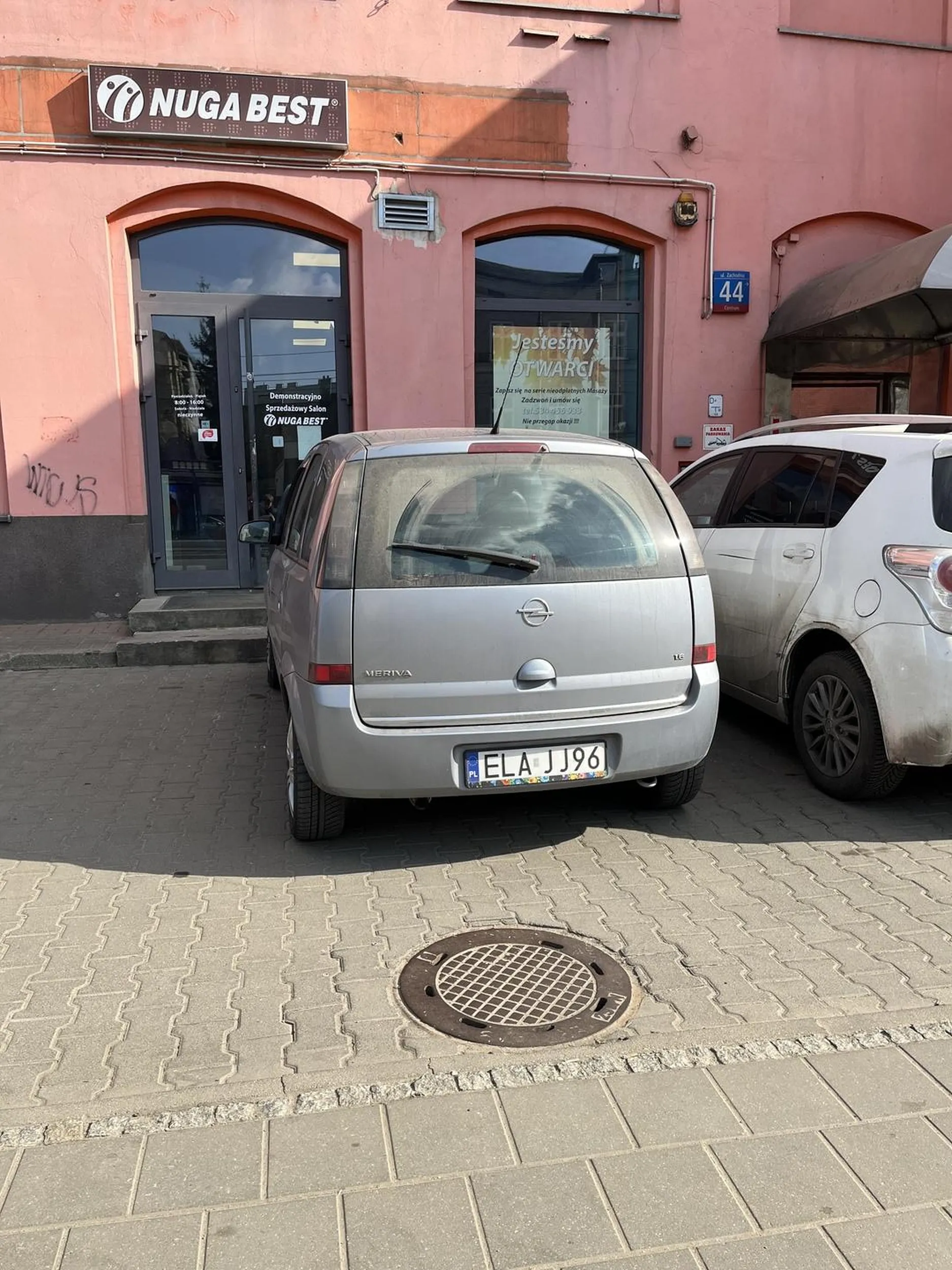 Baba jeździ po chodniku, prawie mnie przejechała, po czym parkuje merive na dwa miejsca