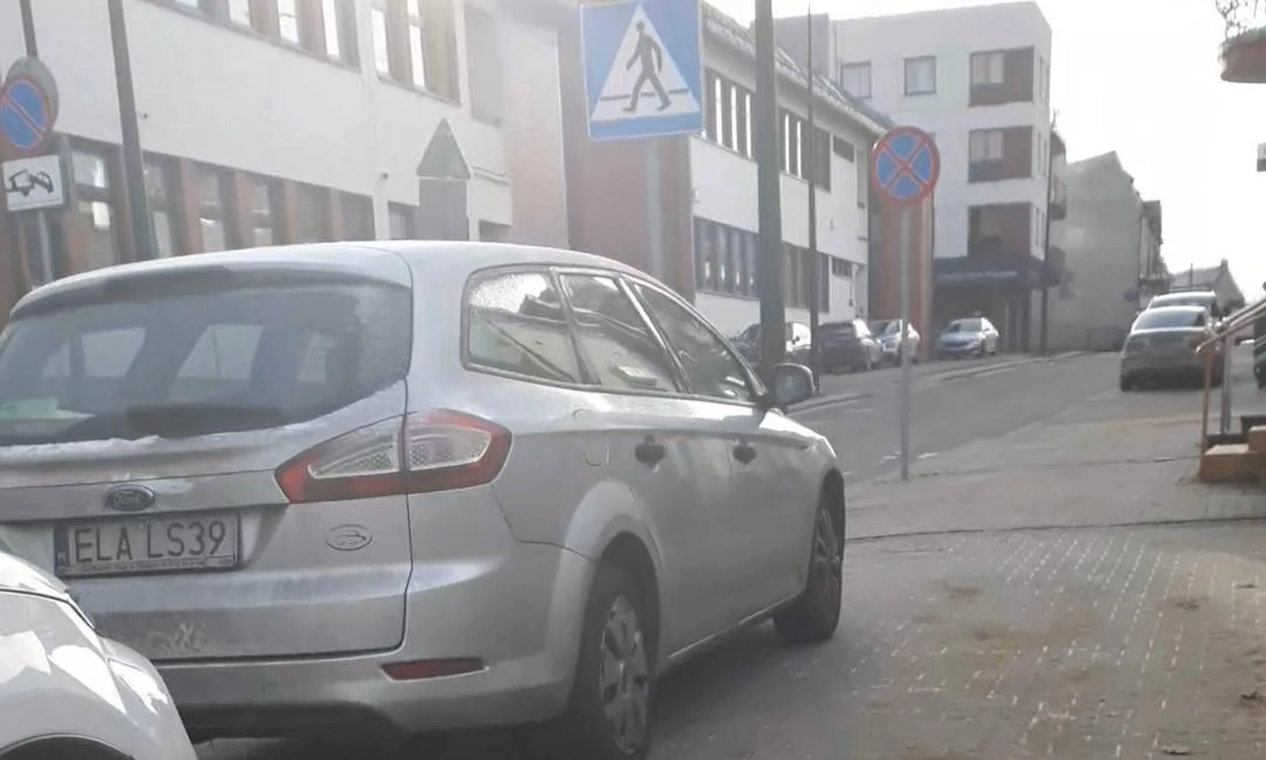 Parkowanie na chodniku, na skrzyżowaniu, bezpośrednio przy przejściu dla pieszych.