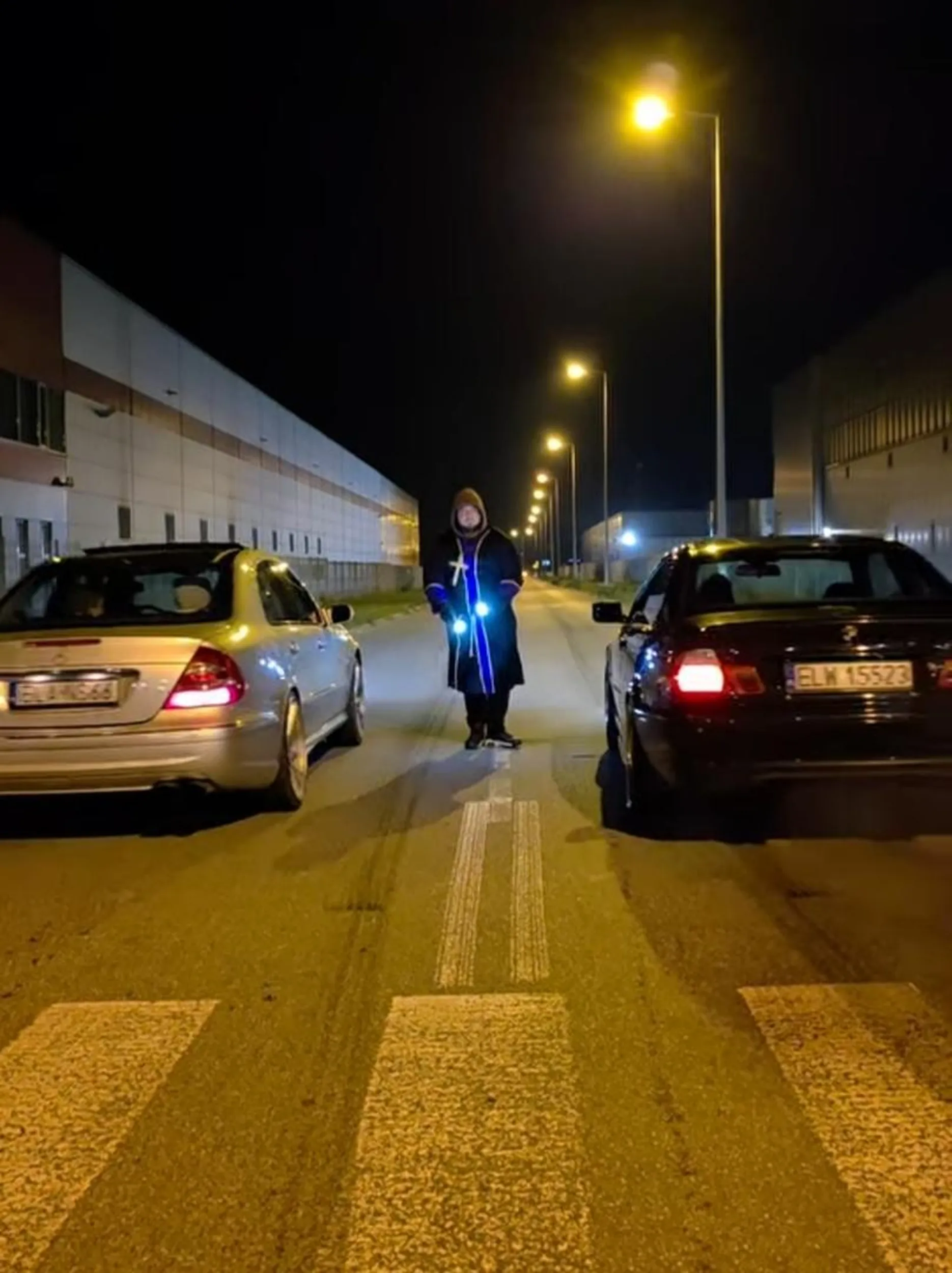 Kierowca bierze udział w nielegalnych wyścigach drogowych w Łodzi.