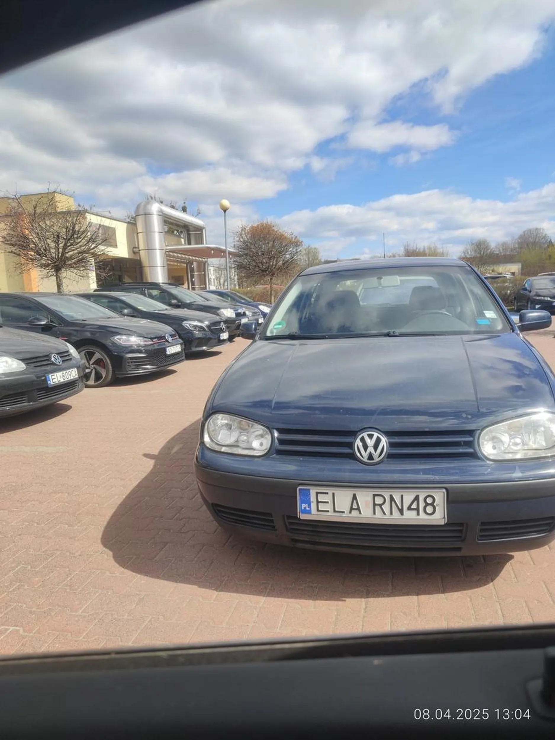 Blokowanie innym możliwości wyjazdu z parkingu, brak kartki z numerem telefonu za szybą. Co tu dużo mówić kierowca na medal.