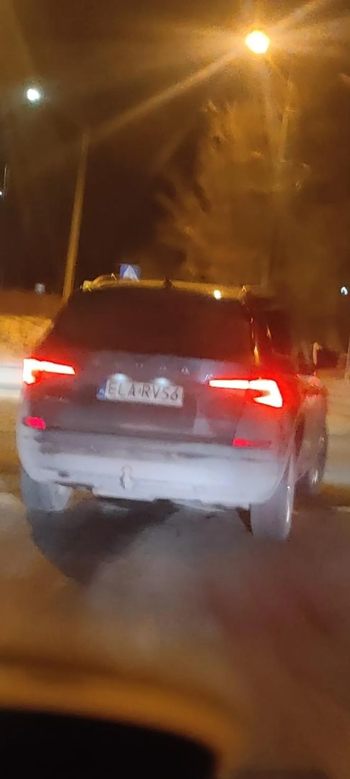 Gość stwarza zagrożenie na drodze. Zajeżdża ,hamuje, wymusza oraz po mieście jeździ z prędkością 90+ i przejeżdża skrzyżowania na czerwonym. Odgraża się innym kierowcom ,ale wyjść z samochodu cipa jedna nie potrafi. Chętnie dowiedziałbym się gdzie mieszka delikwent.