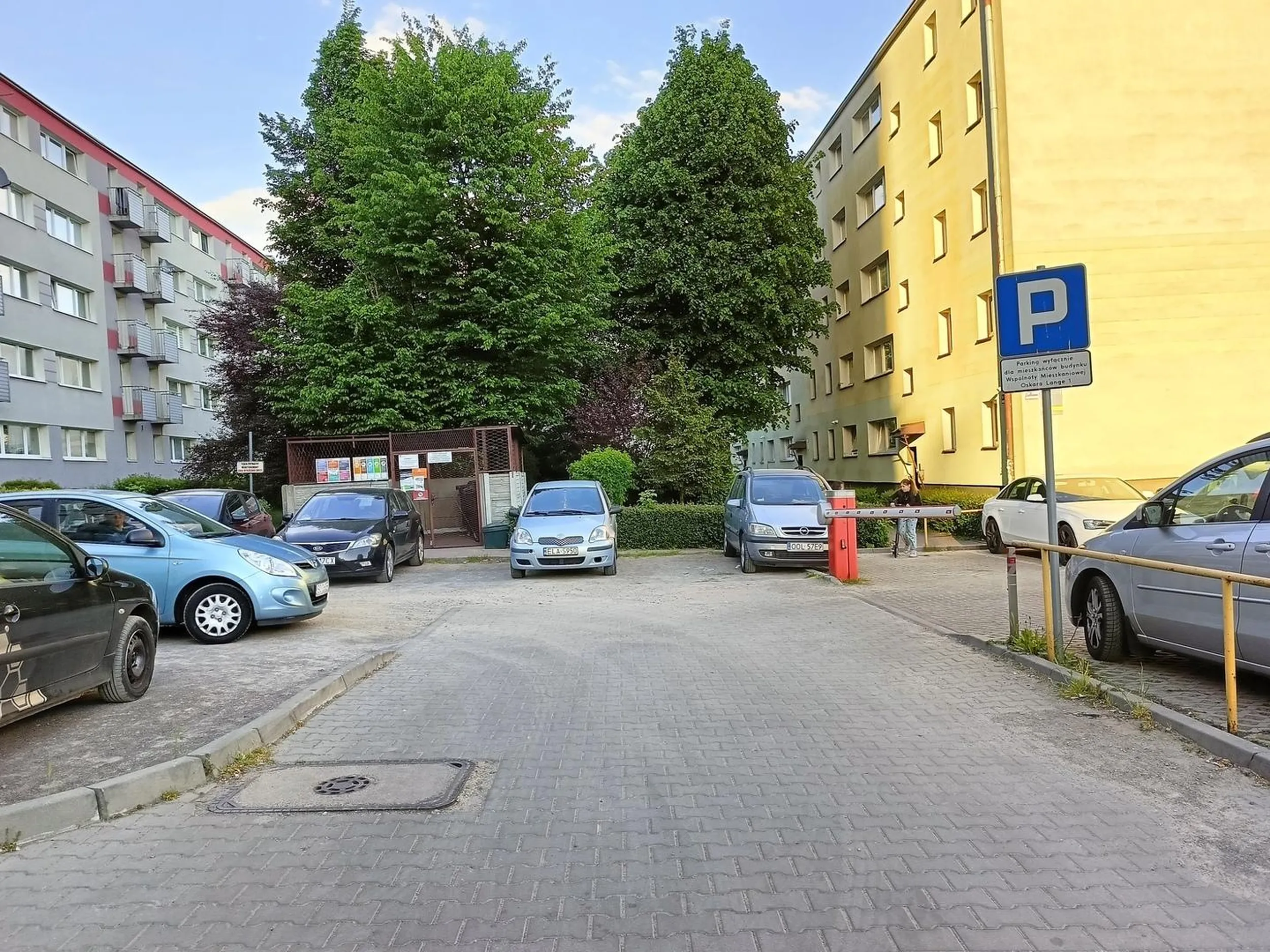 Opel zajmuję pół miejsca już że dwa tygodnie. Toyota się elegancko dostosowała poziomem.